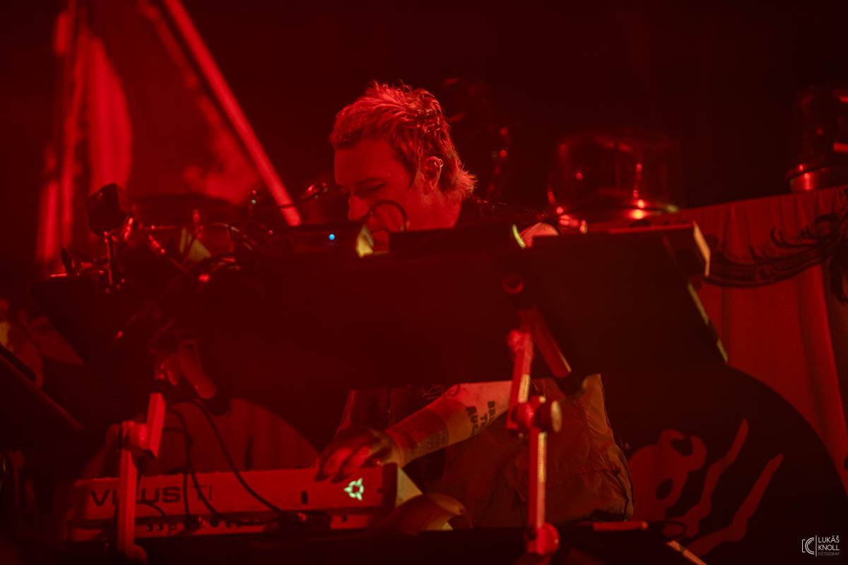 The Prodigy v Praze povznášeli a ničili svou výbušnou energií, z očí sochy tryskaly lasery 