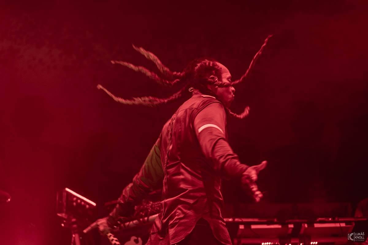 The Prodigy v Praze povznášeli a ničili svou výbušnou energií, z očí sochy tryskaly lasery 