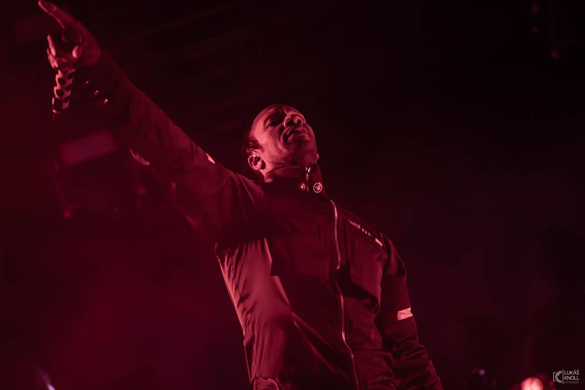 The Prodigy v Praze povznášeli a ničili svou výbušnou energií, z očí sochy tryskaly lasery 