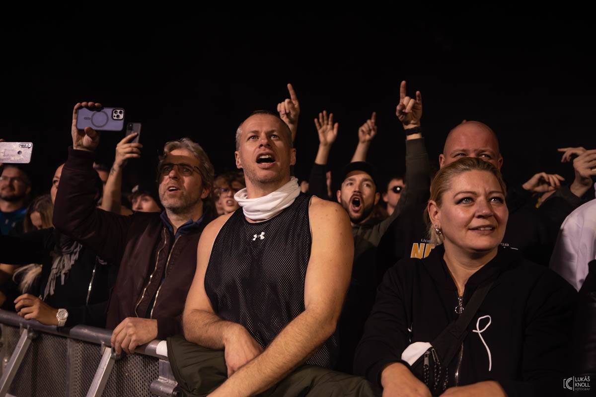 The Prodigy v Praze povznášeli a ničili svou výbušnou energií, z očí sochy tryskaly lasery 