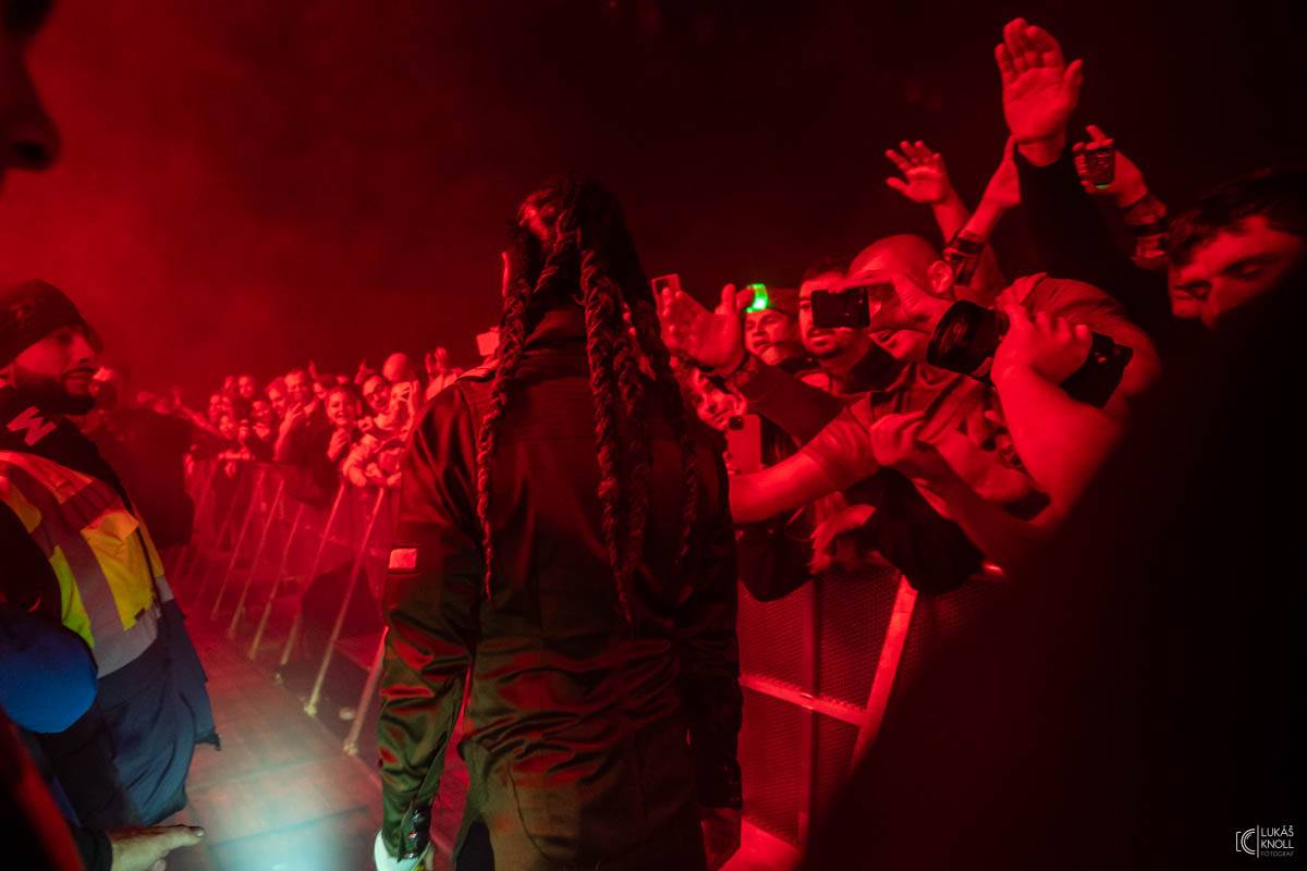 The Prodigy v Praze povznášeli a ničili svou výbušnou energií, z očí sochy tryskaly lasery 