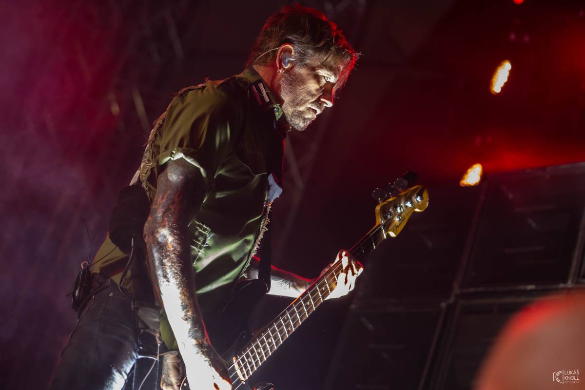 The Prodigy v Praze povznášeli a ničili svou výbušnou energií, z očí sochy tryskaly lasery 