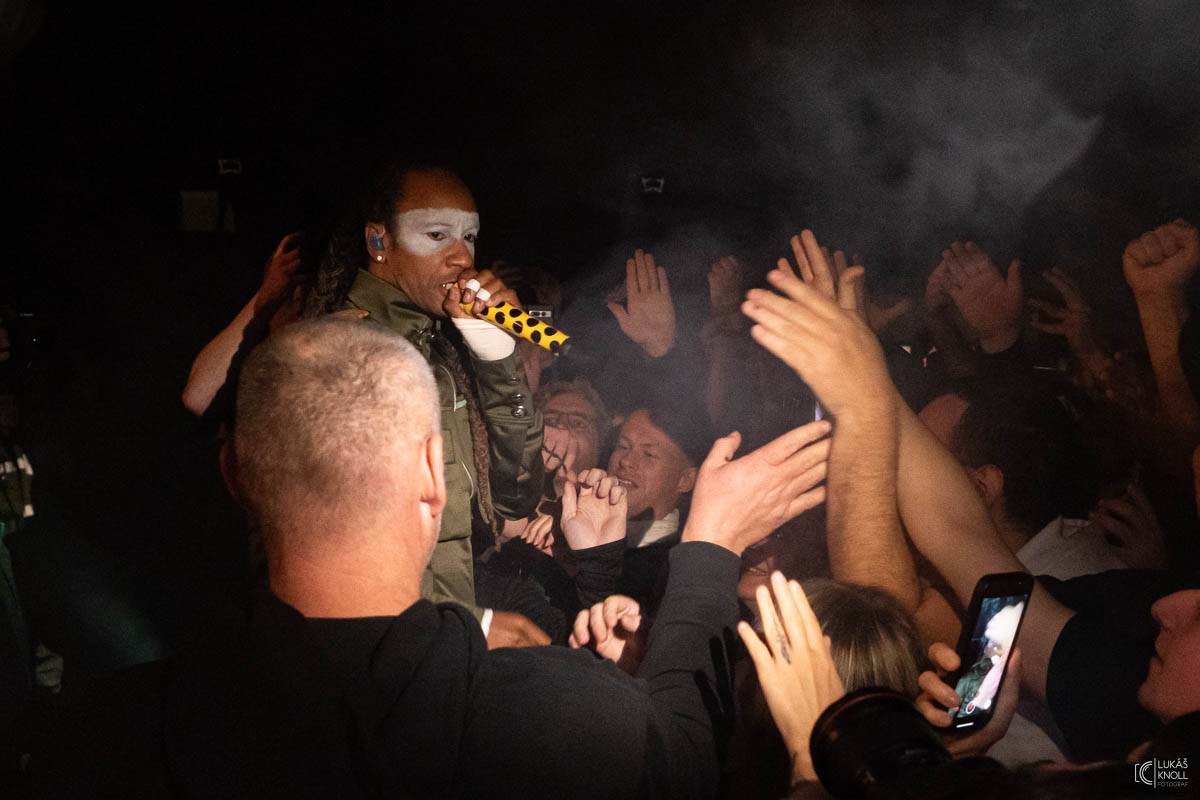 The Prodigy v Praze povznášeli a ničili svou výbušnou energií, z očí sochy tryskaly lasery 