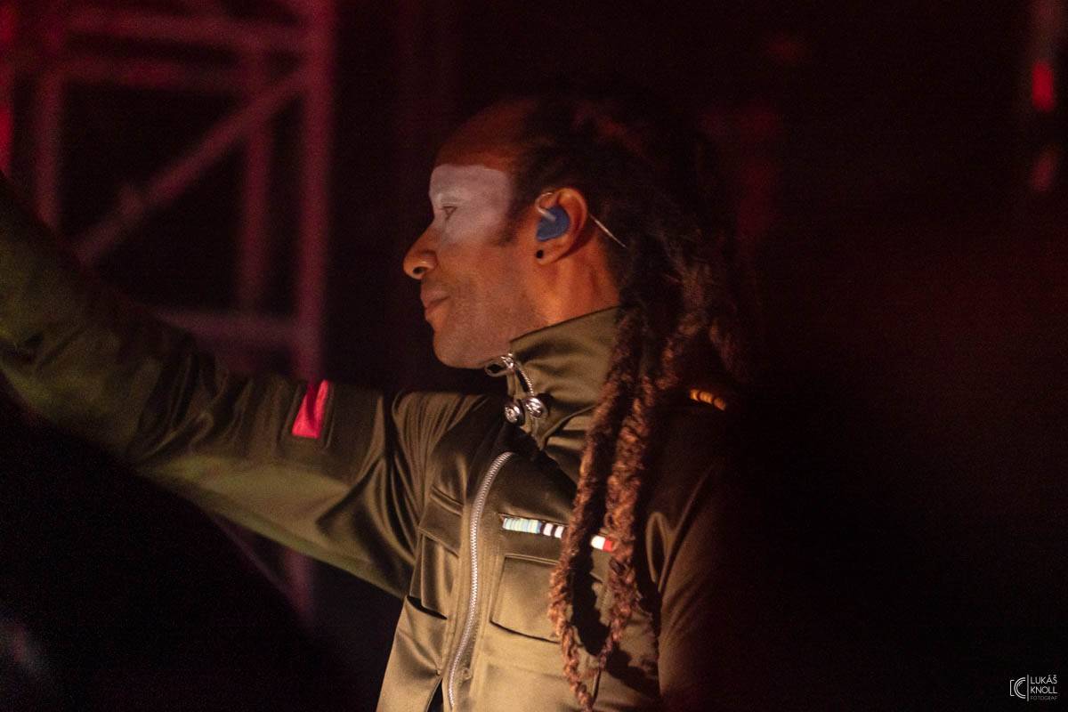 The Prodigy v Praze povznášeli a ničili svou výbušnou energií, z očí sochy tryskaly lasery 