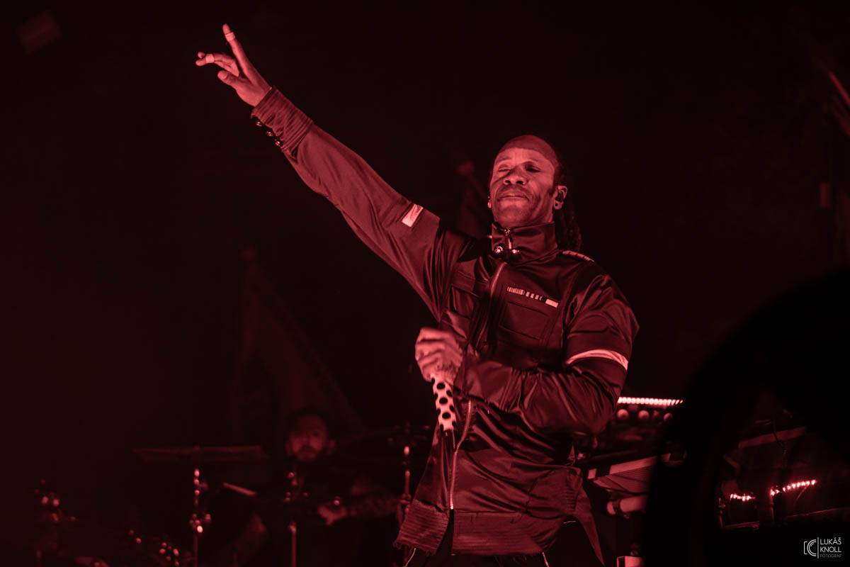 The Prodigy v Praze povznášeli a ničili svou výbušnou energií, z očí sochy tryskaly lasery 