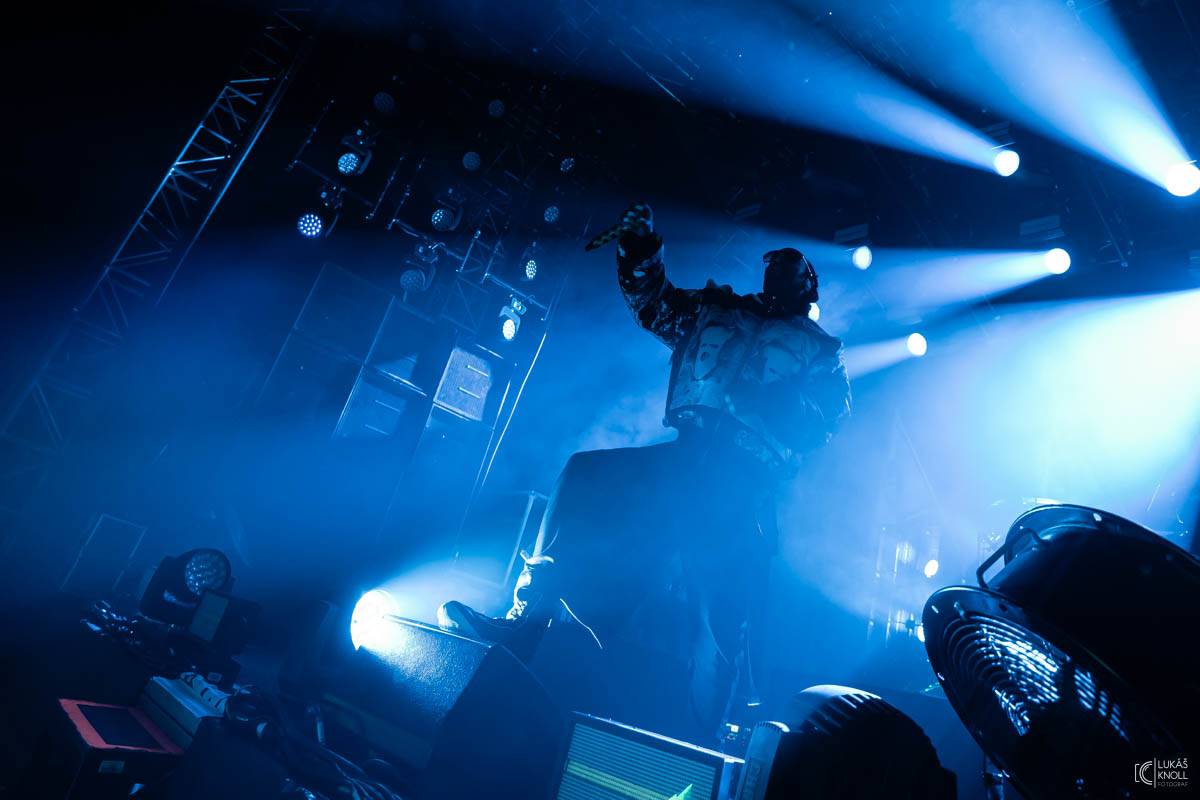 The Prodigy v Praze povznášeli a ničili svou výbušnou energií, z očí sochy tryskaly lasery 