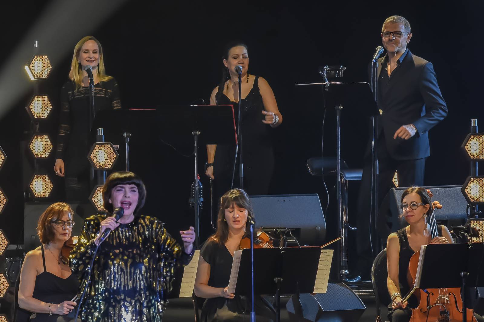 První dáma šansonu Mireille Mathieu nadchla za doprovodu orchestru Kongresové centrum Praha