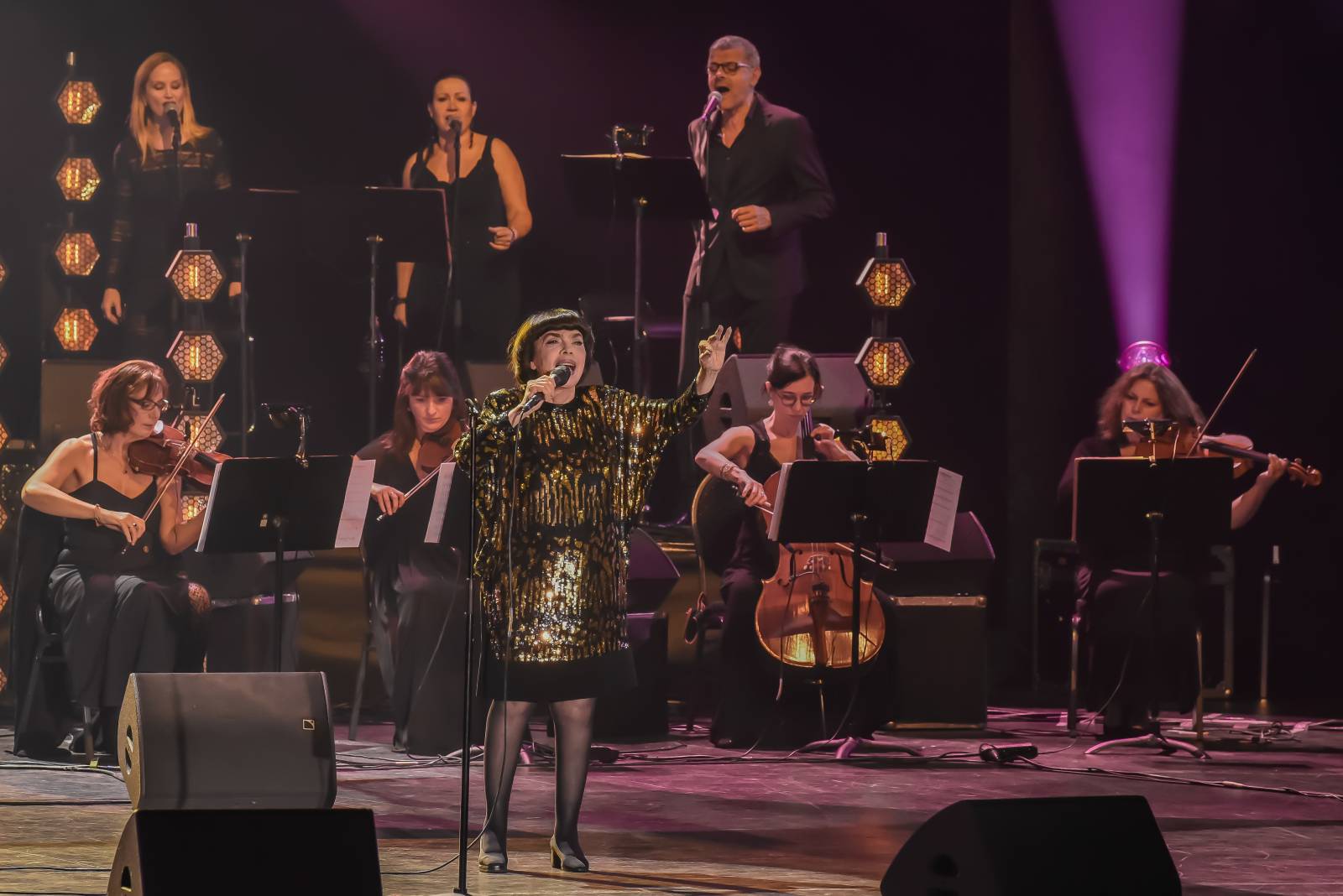 První dáma šansonu Mireille Mathieu nadchla za doprovodu orchestru Kongresové centrum Praha