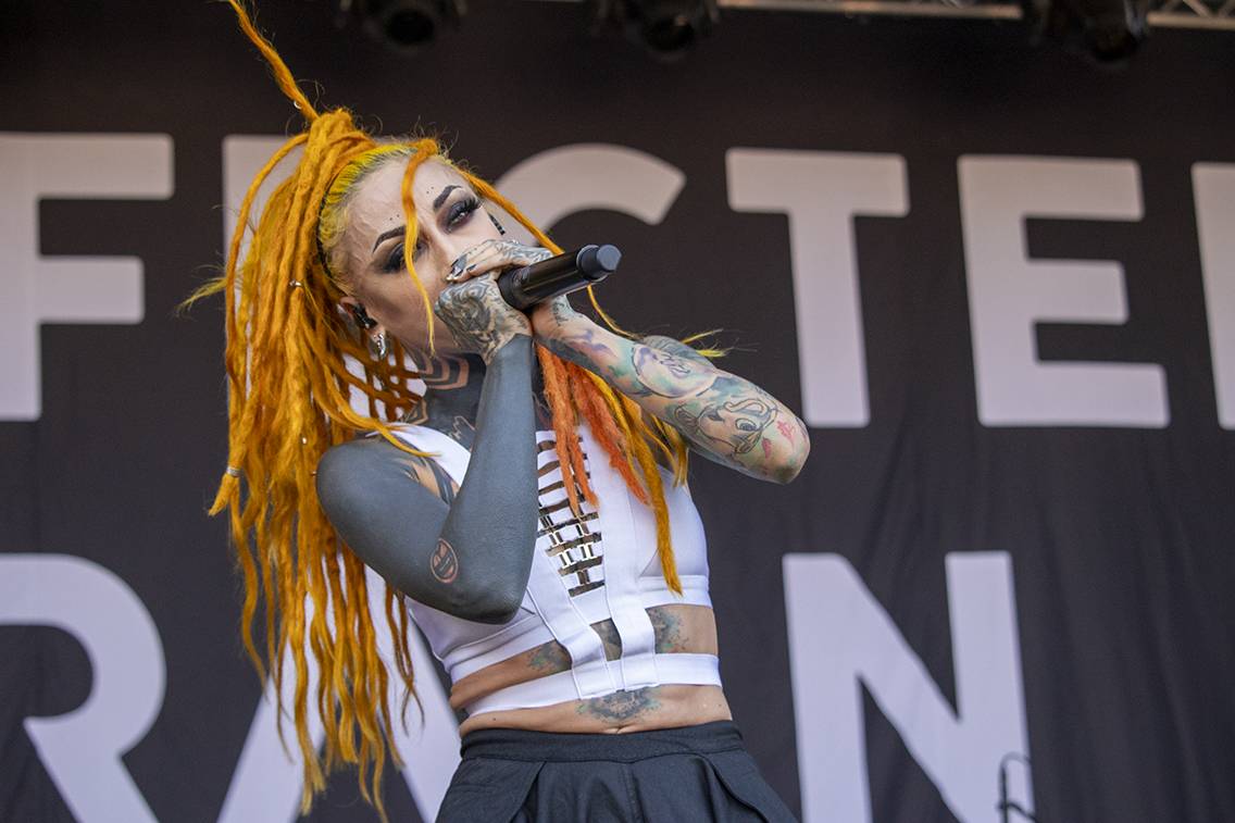 Rok 2023 objektivem fotografů | Linda Trnková nafotila přes 150 kapel. Vyrazila na Brutal Assault i Basinfirefest