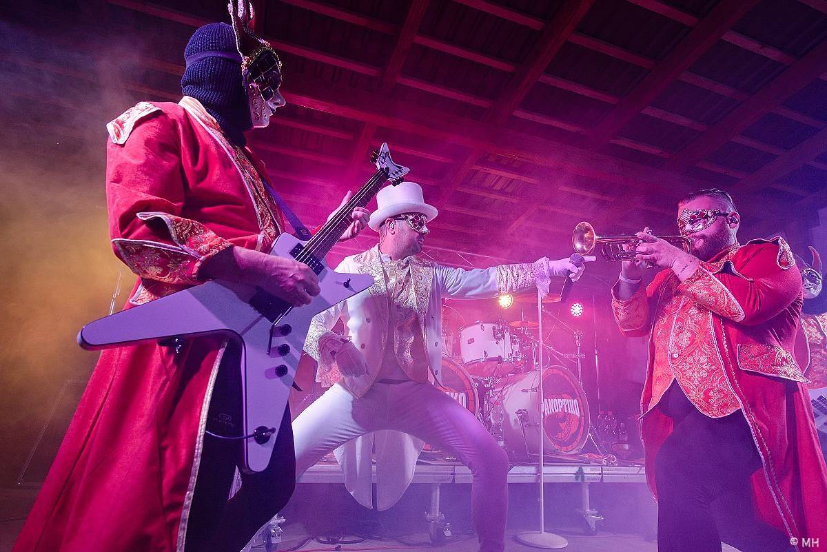 Rok 2023 objektivem fotografů | Rocker Martin Hanáček fotil Avatar, Arakain, Dymytry, Fata Morganu i J.A.R. či E!E