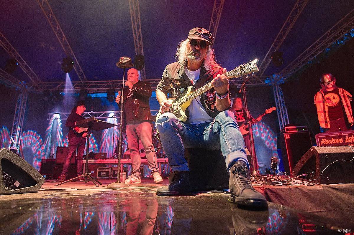 Rok 2023 objektivem fotografů | Rocker Martin Hanáček fotil Avatar, Arakain, Dymytry, Fata Morganu i J.A.R. či E!E