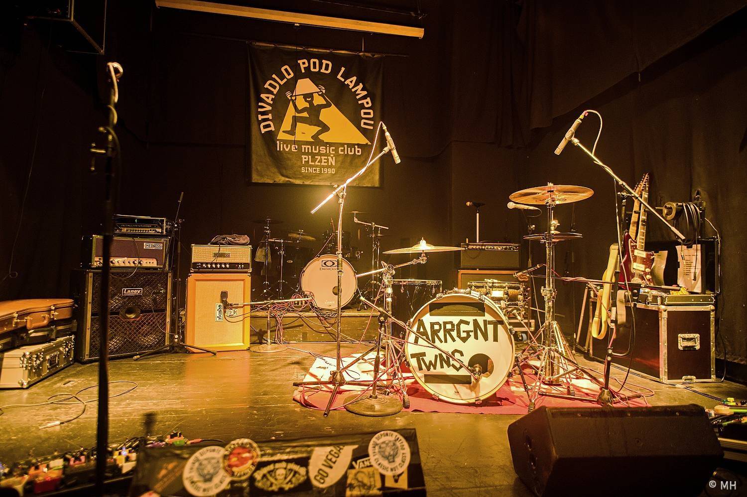 Večer plný punku. A Clan of Wolves a Arrogant Twins zakončili v Plzni společné turné