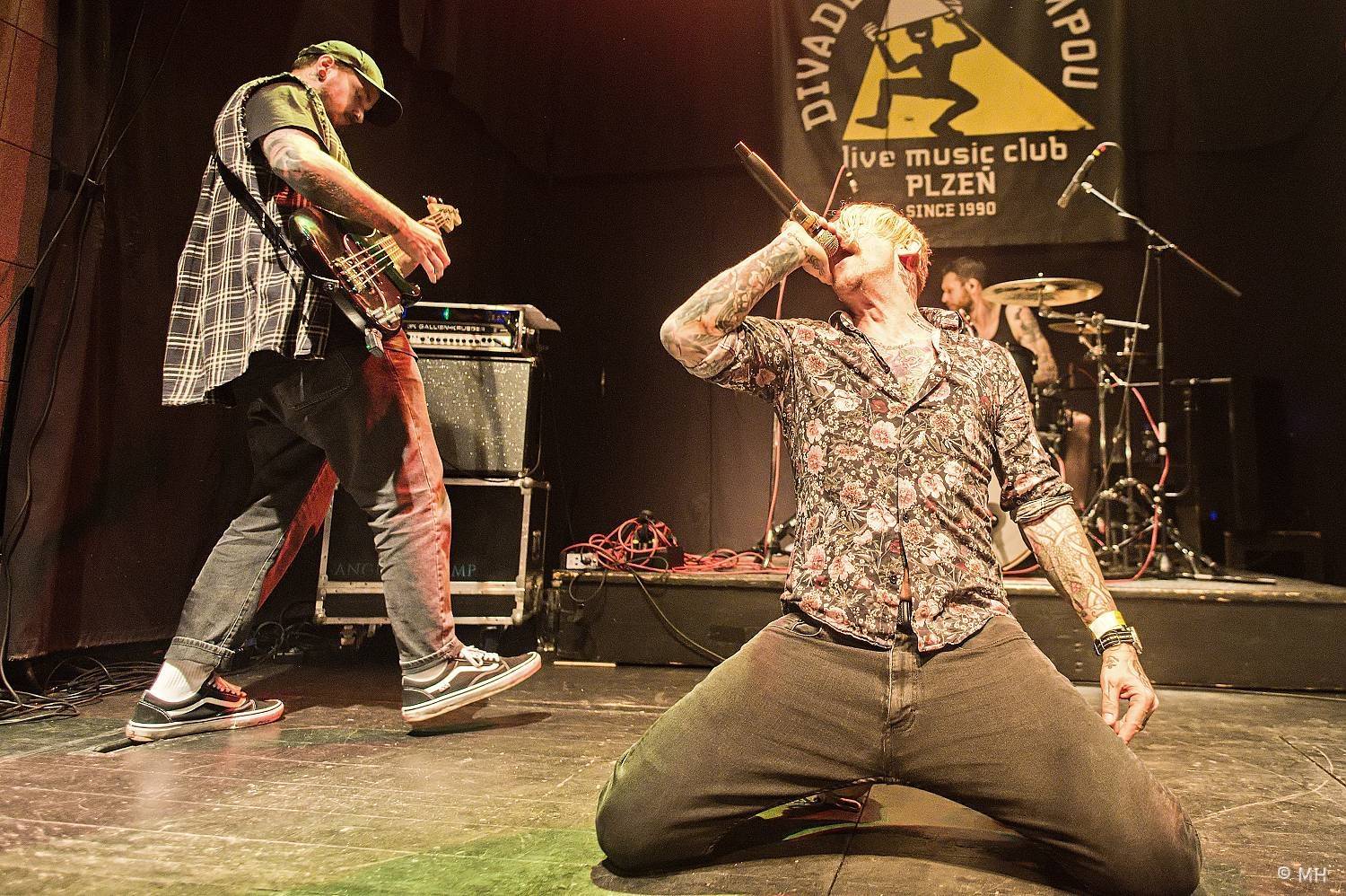 Večer plný punku. A Clan of Wolves a Arrogant Twins zakončili v Plzni společné turné