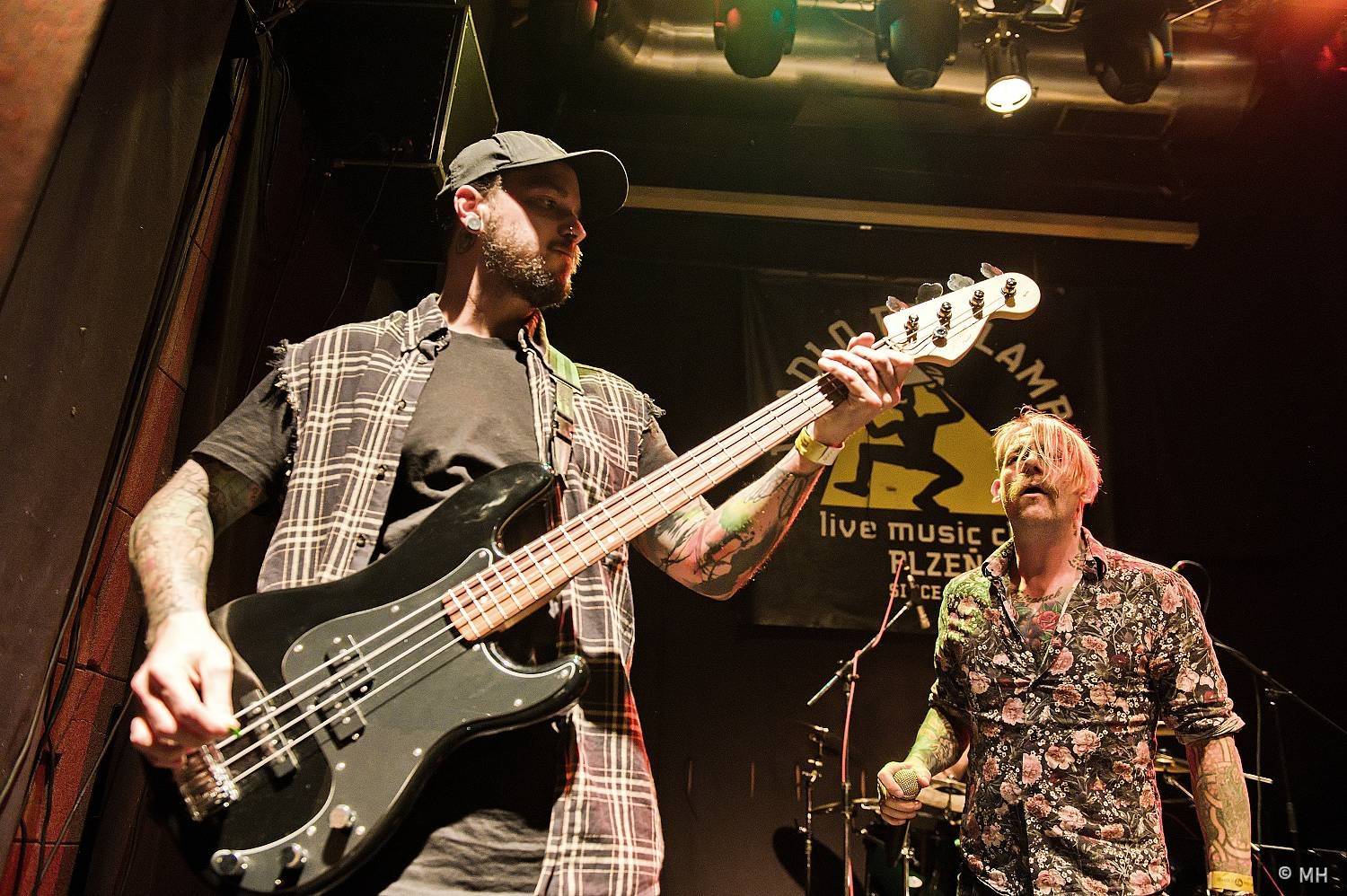 Večer plný punku. A Clan of Wolves a Arrogant Twins zakončili v Plzni společné turné