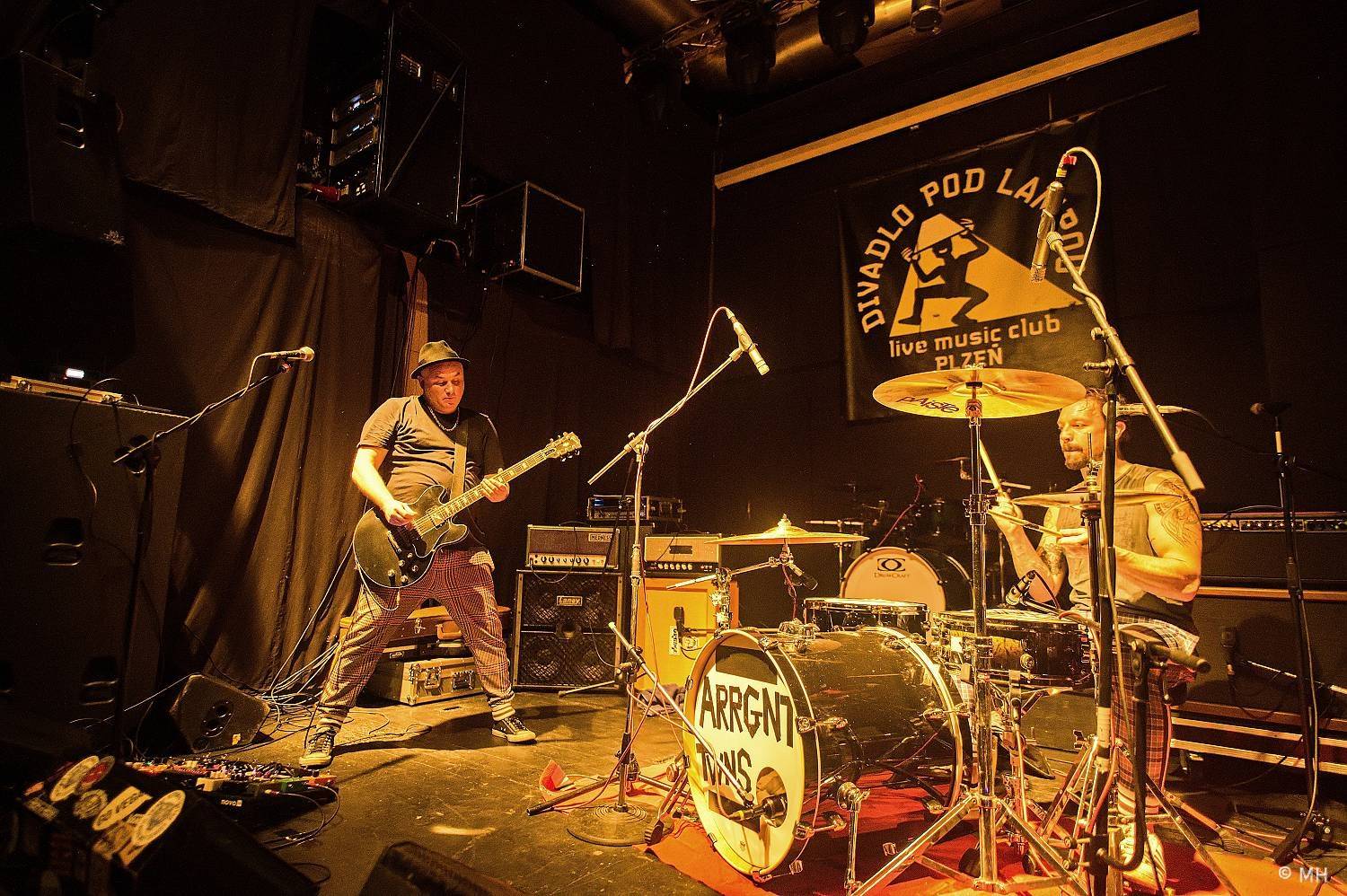 Večer plný punku. A Clan of Wolves a Arrogant Twins zakončili v Plzni společné turné