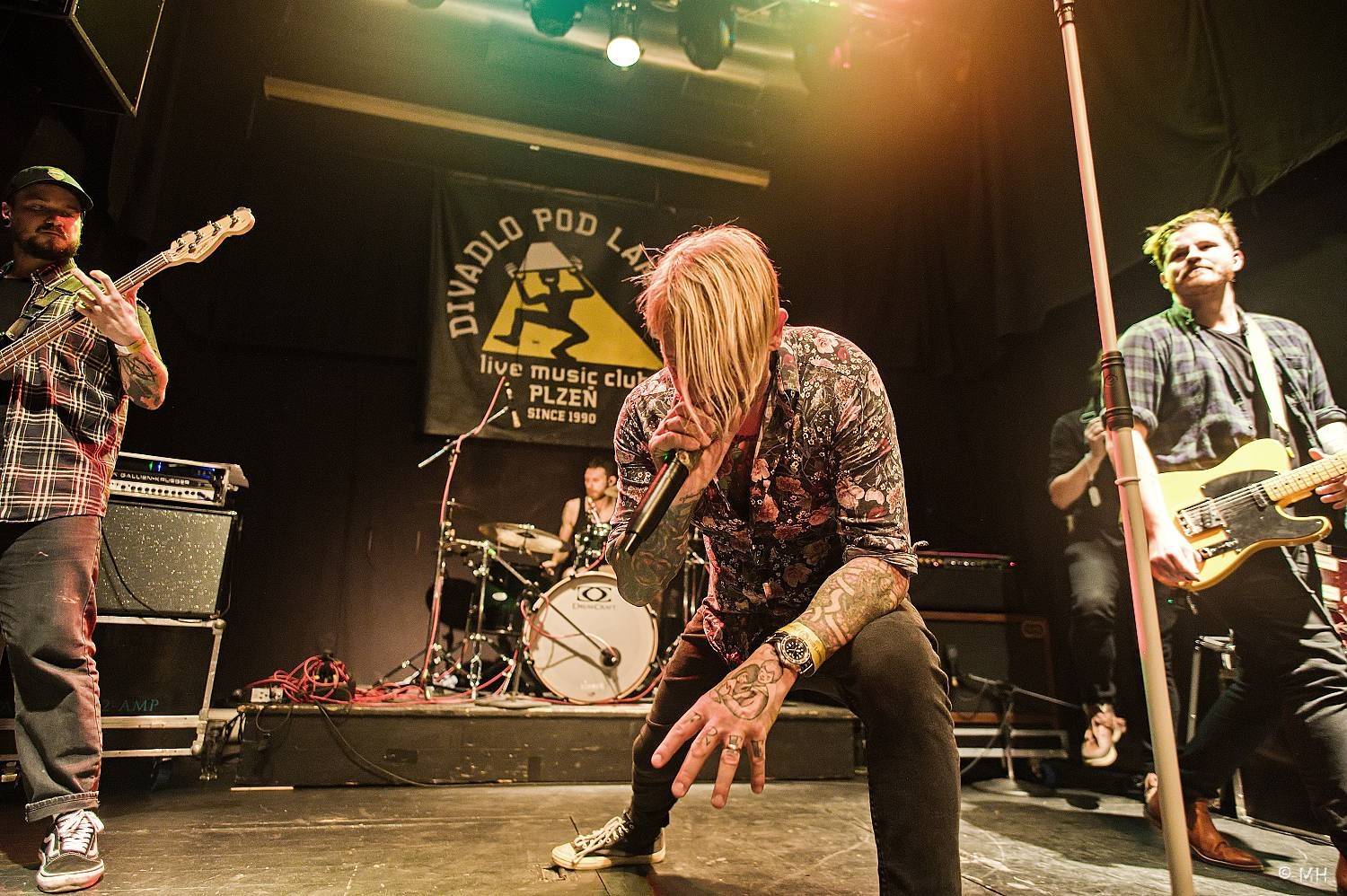 Večer plný punku. A Clan of Wolves a Arrogant Twins zakončili v Plzni společné turné