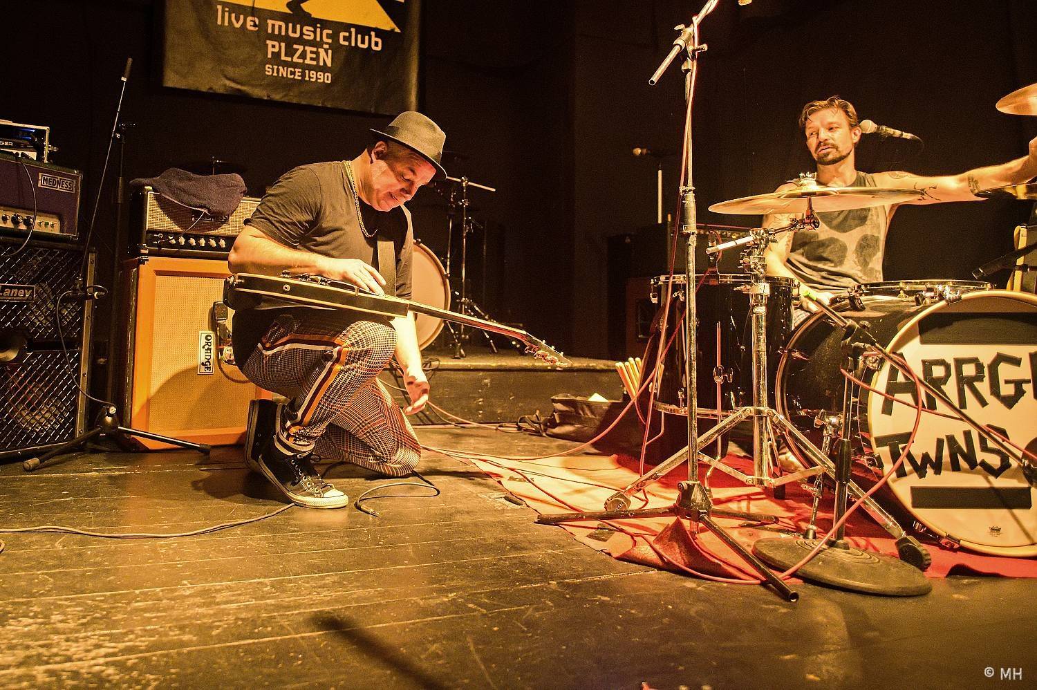 Večer plný punku. A Clan of Wolves a Arrogant Twins zakončili v Plzni společné turné