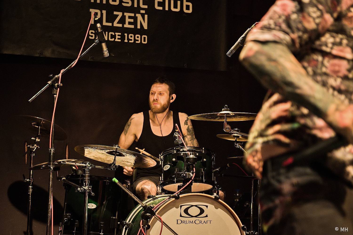 Večer plný punku. A Clan of Wolves a Arrogant Twins zakončili v Plzni společné turné