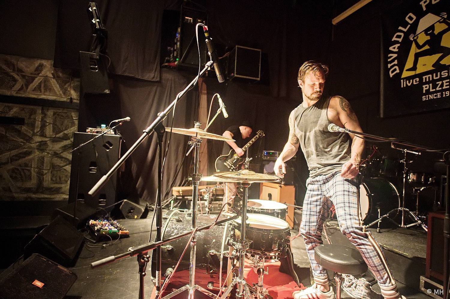 Večer plný punku. A Clan of Wolves a Arrogant Twins zakončili v Plzni společné turné