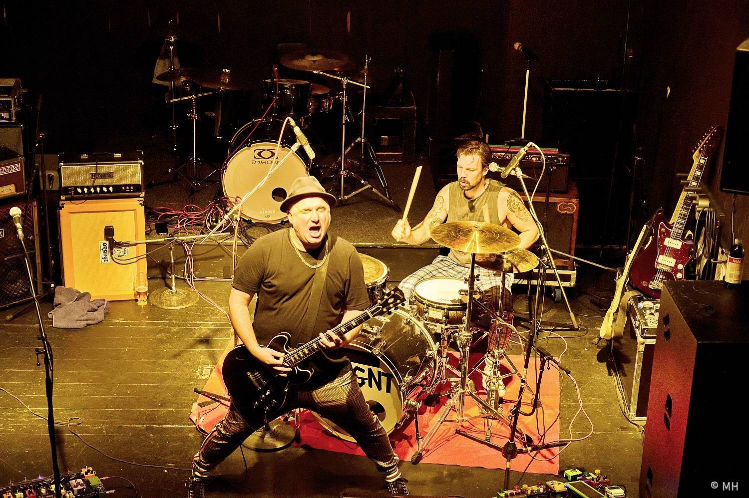 Večer plný punku. A Clan of Wolves a Arrogant Twins zakončili v Plzni společné turné