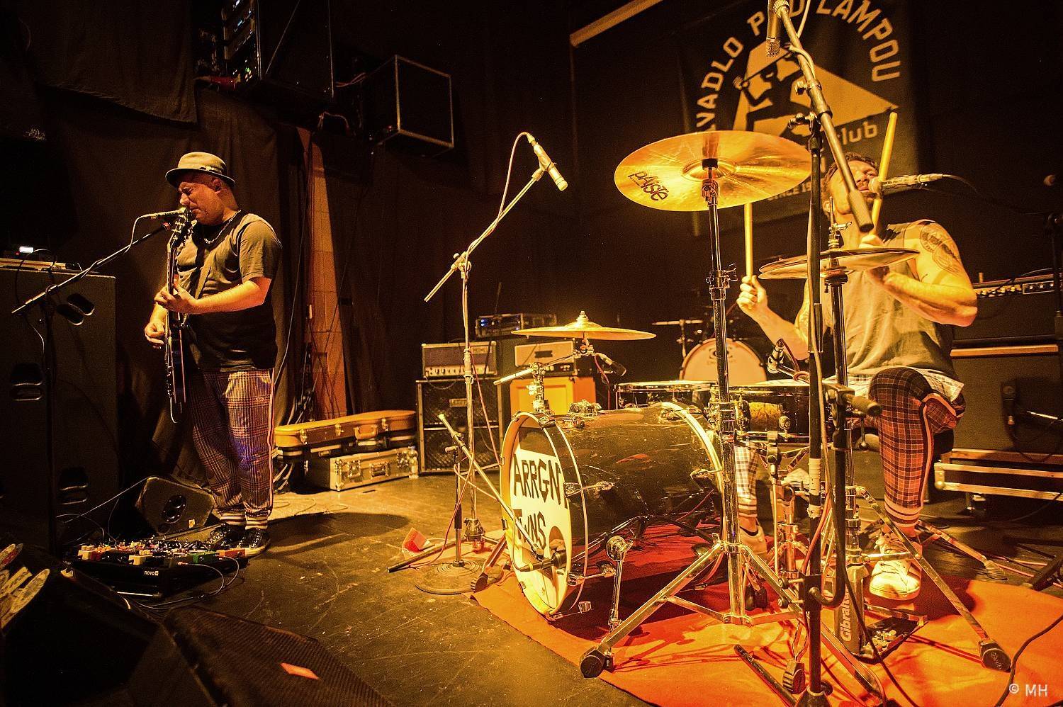 Večer plný punku. A Clan of Wolves a Arrogant Twins zakončili v Plzni společné turné