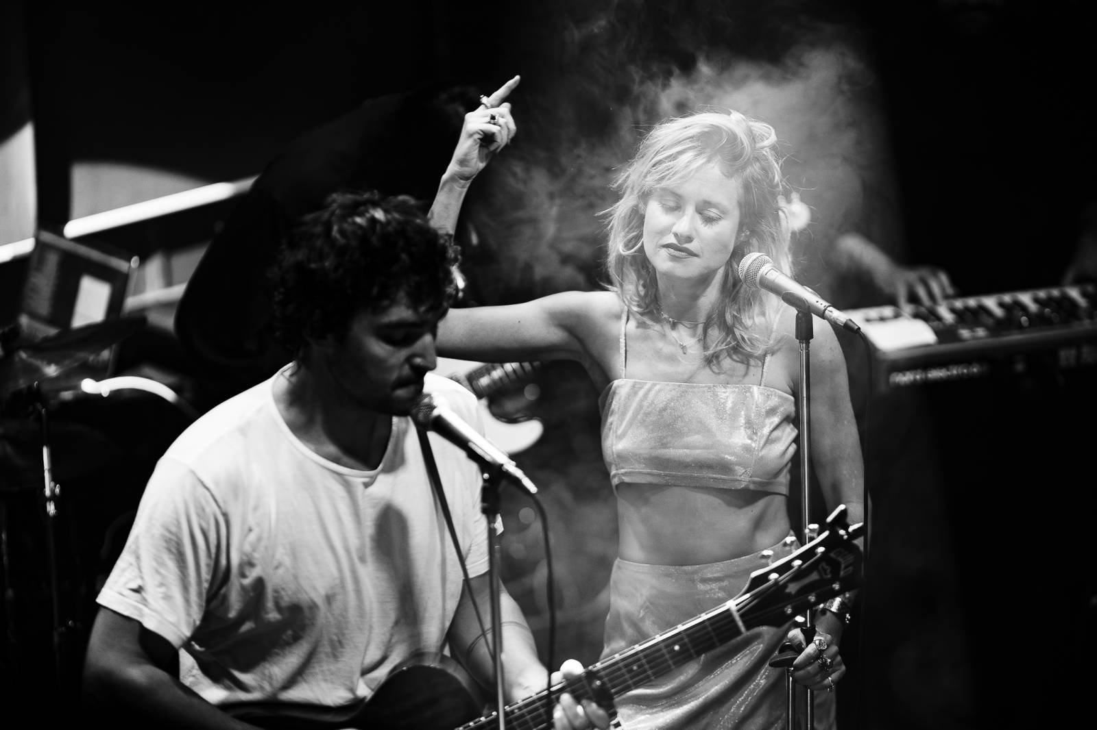 Rok 2023 objektivem fotografů | Jana Braunová si zase užívá focení. Její hledáček si našel SKYND, Kosheen, Cocotte Minute, Vojtu Dyka i Monkey Business