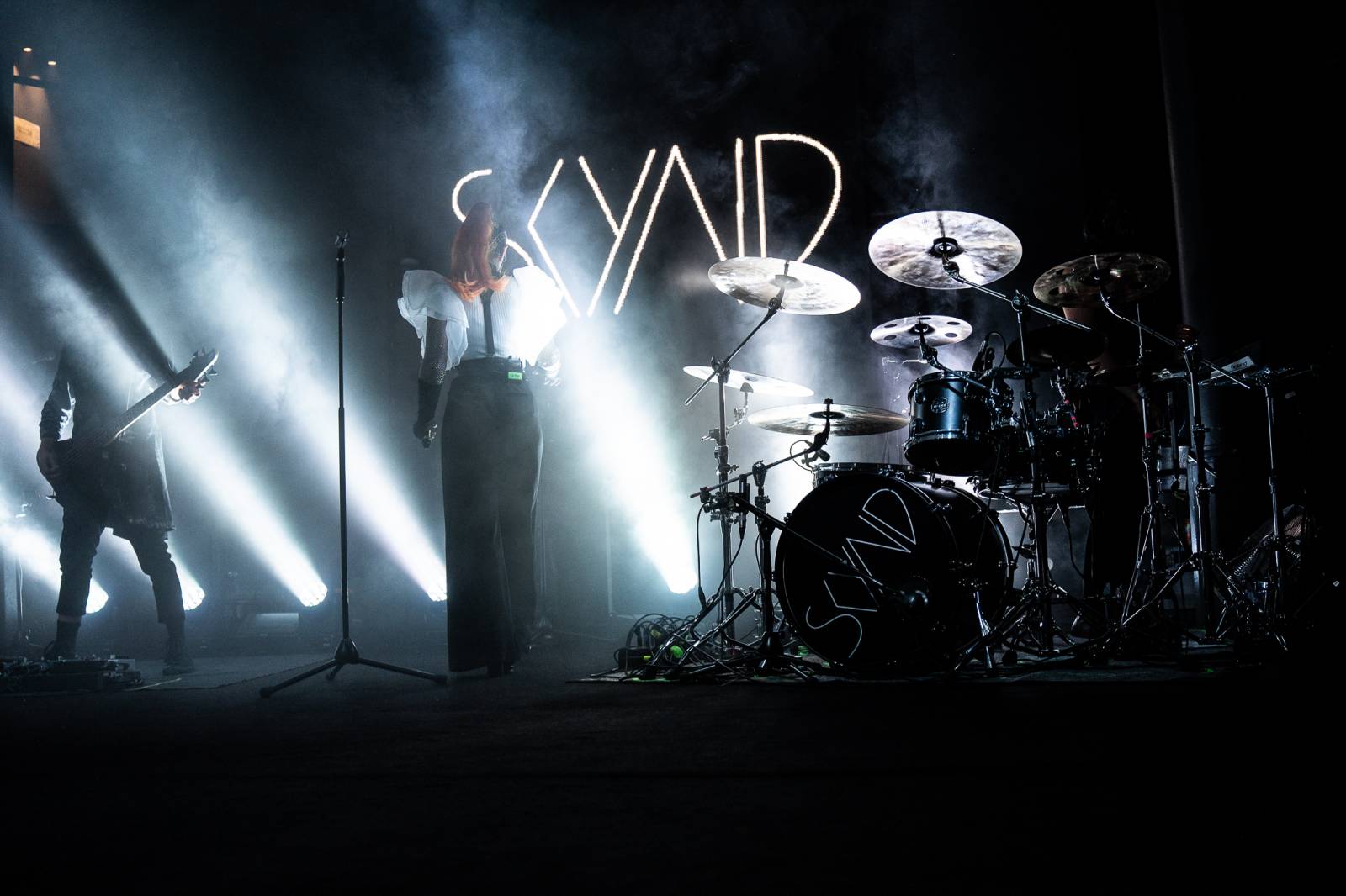 Rok 2023 objektivem fotografů | Jana Braunová si zase užívá focení. Její hledáček si našel SKYND, Kosheen, Cocotte Minute, Vojtu Dyka i Monkey Business