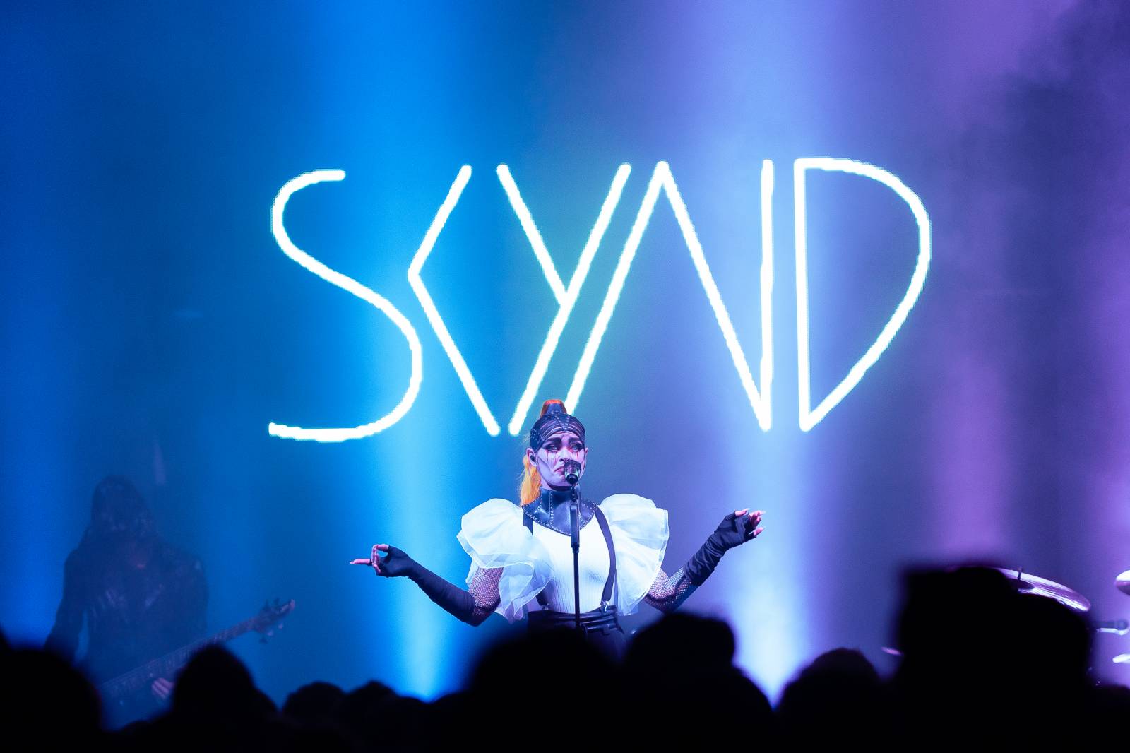 Rok 2023 objektivem fotografů | Jana Braunová si zase užívá focení. Její hledáček si našel SKYND, Kosheen, Cocotte Minute, Vojtu Dyka i Monkey Business