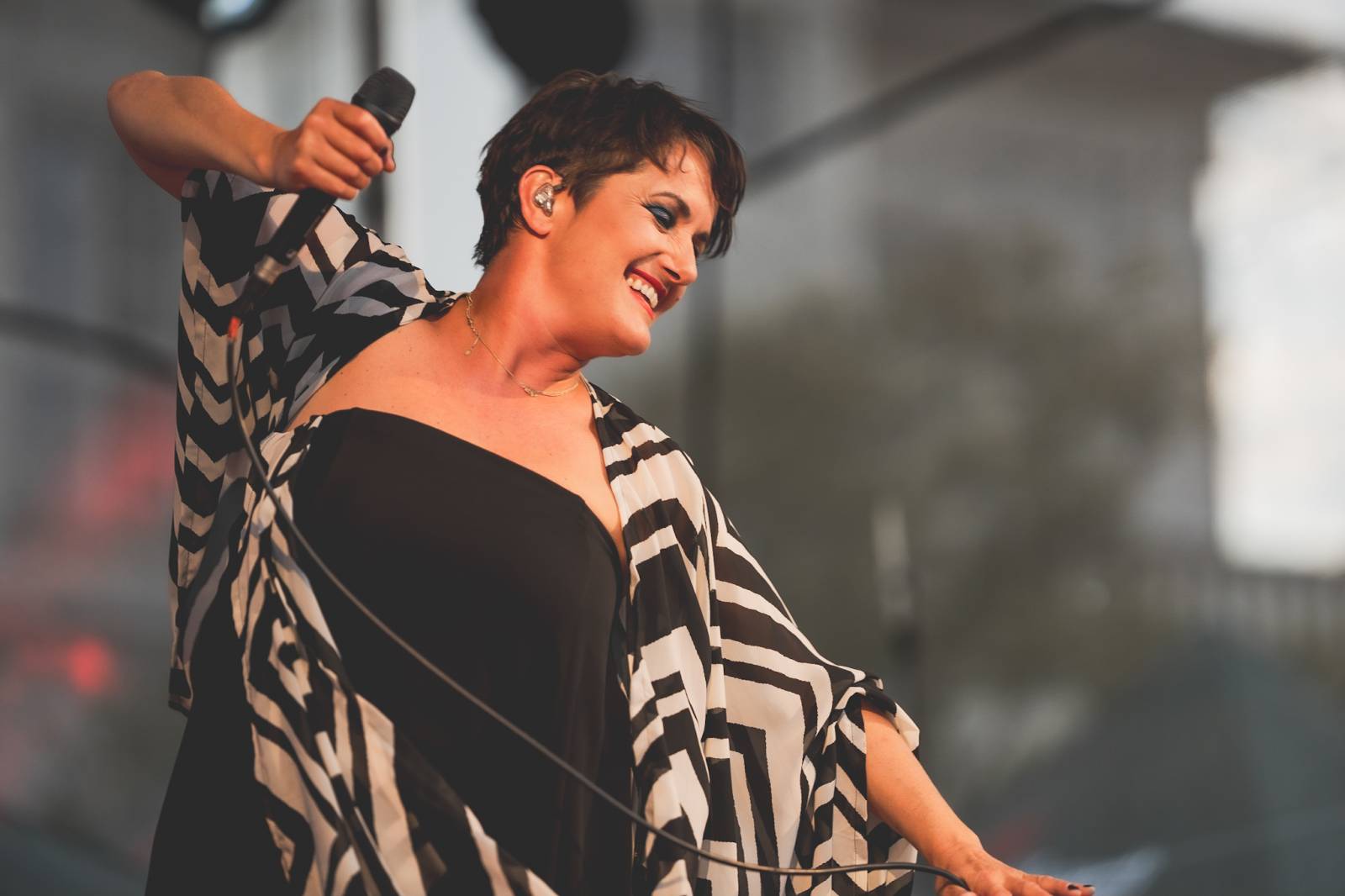 Rok 2023 objektivem fotografů | Jana Braunová si zase užívá focení. Její hledáček si našel SKYND, Kosheen, Cocotte Minute, Vojtu Dyka i Monkey Business