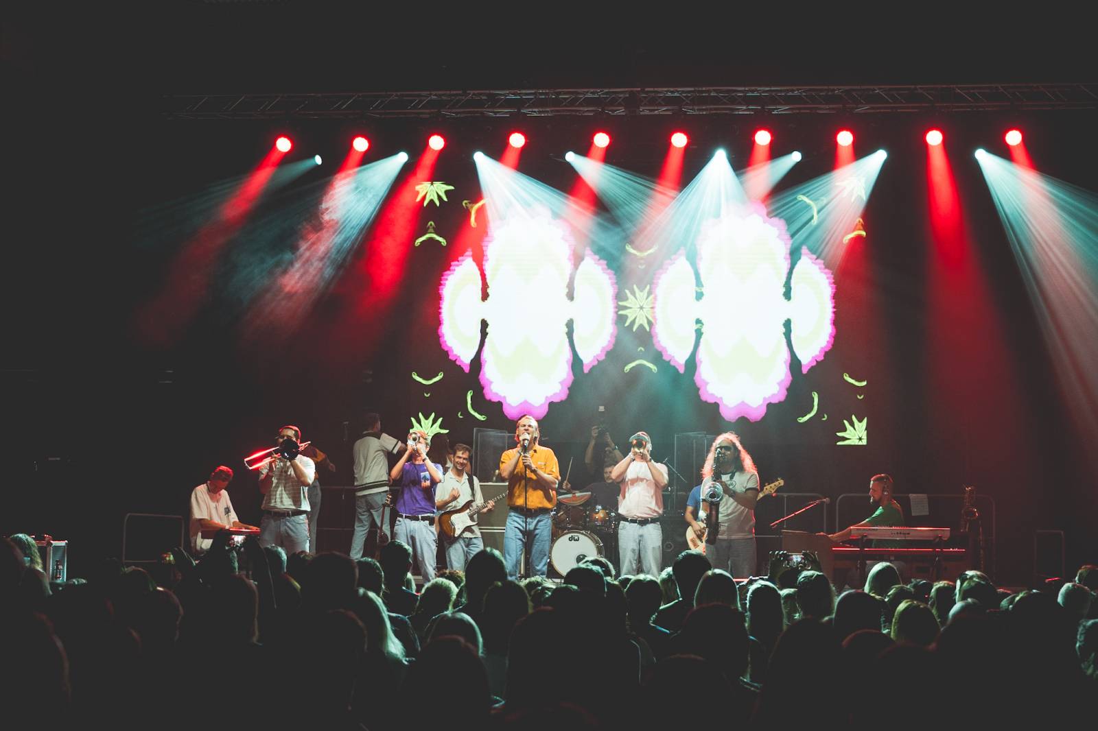 Rok 2023 objektivem fotografů | Jana Braunová si zase užívá focení. Její hledáček si našel SKYND, Kosheen, Cocotte Minute, Vojtu Dyka i Monkey Business