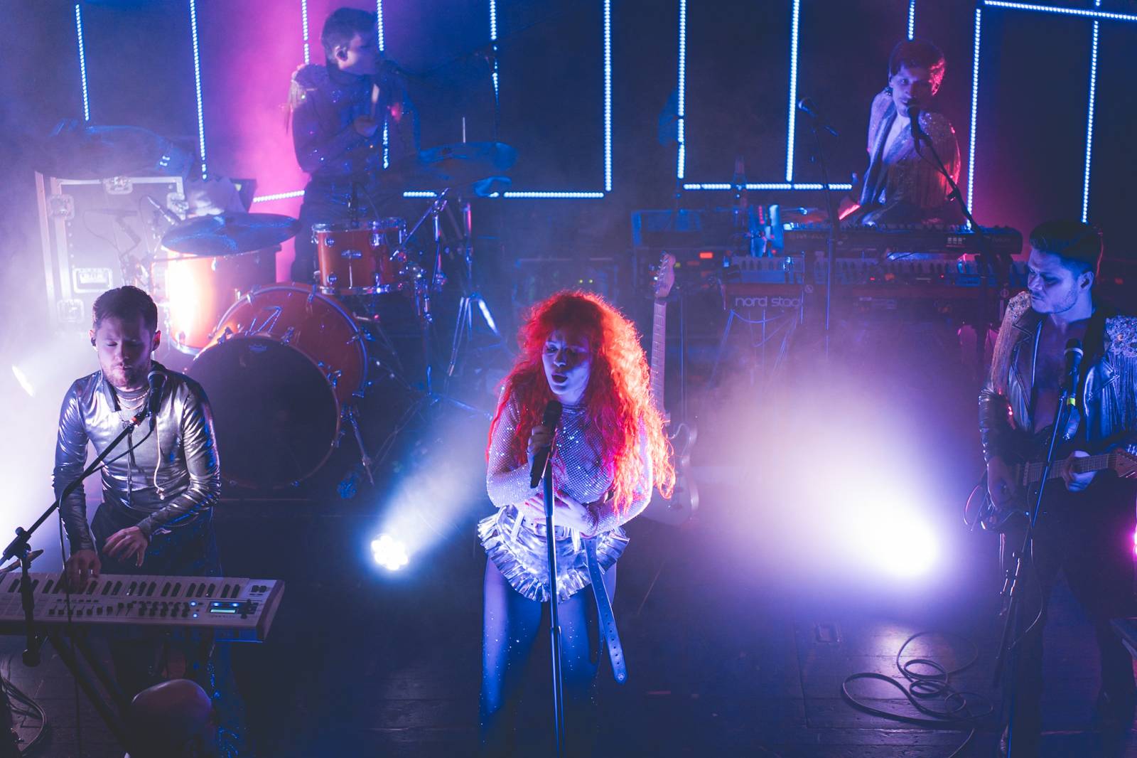 Rok 2023 objektivem fotografů | Jana Braunová si zase užívá focení. Její hledáček si našel SKYND, Kosheen, Cocotte Minute, Vojtu Dyka i Monkey Business