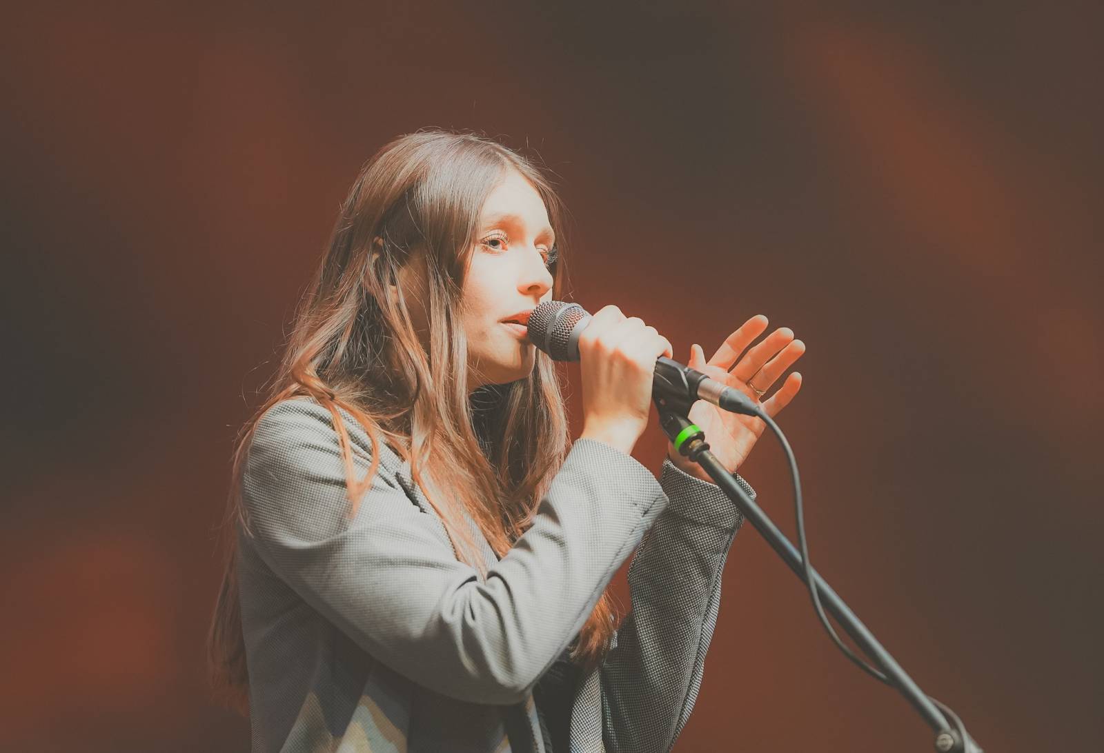 Rok 2023 objektivem fotografů | Jana Braunová si zase užívá focení. Její hledáček si našel SKYND, Kosheen, Cocotte Minute, Vojtu Dyka i Monkey Business