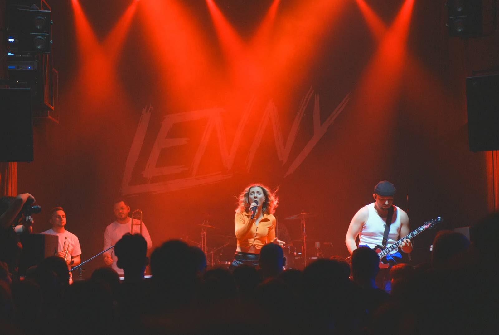 Rok 2023 objektivem fotografů | Jana Braunová si zase užívá focení. Její hledáček si našel SKYND, Kosheen, Cocotte Minute, Vojtu Dyka i Monkey Business