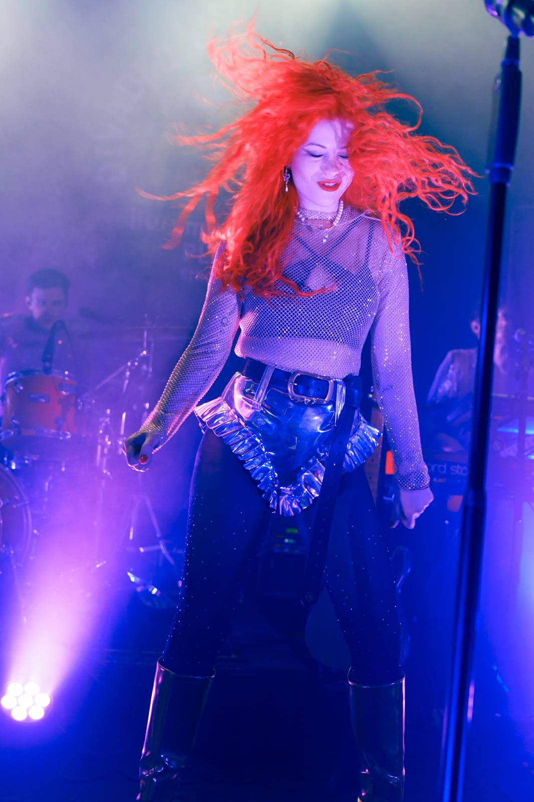 Rok 2023 objektivem fotografů | Jana Braunová si zase užívá focení. Její hledáček si našel SKYND, Kosheen, Cocotte Minute, Vojtu Dyka i Monkey Business