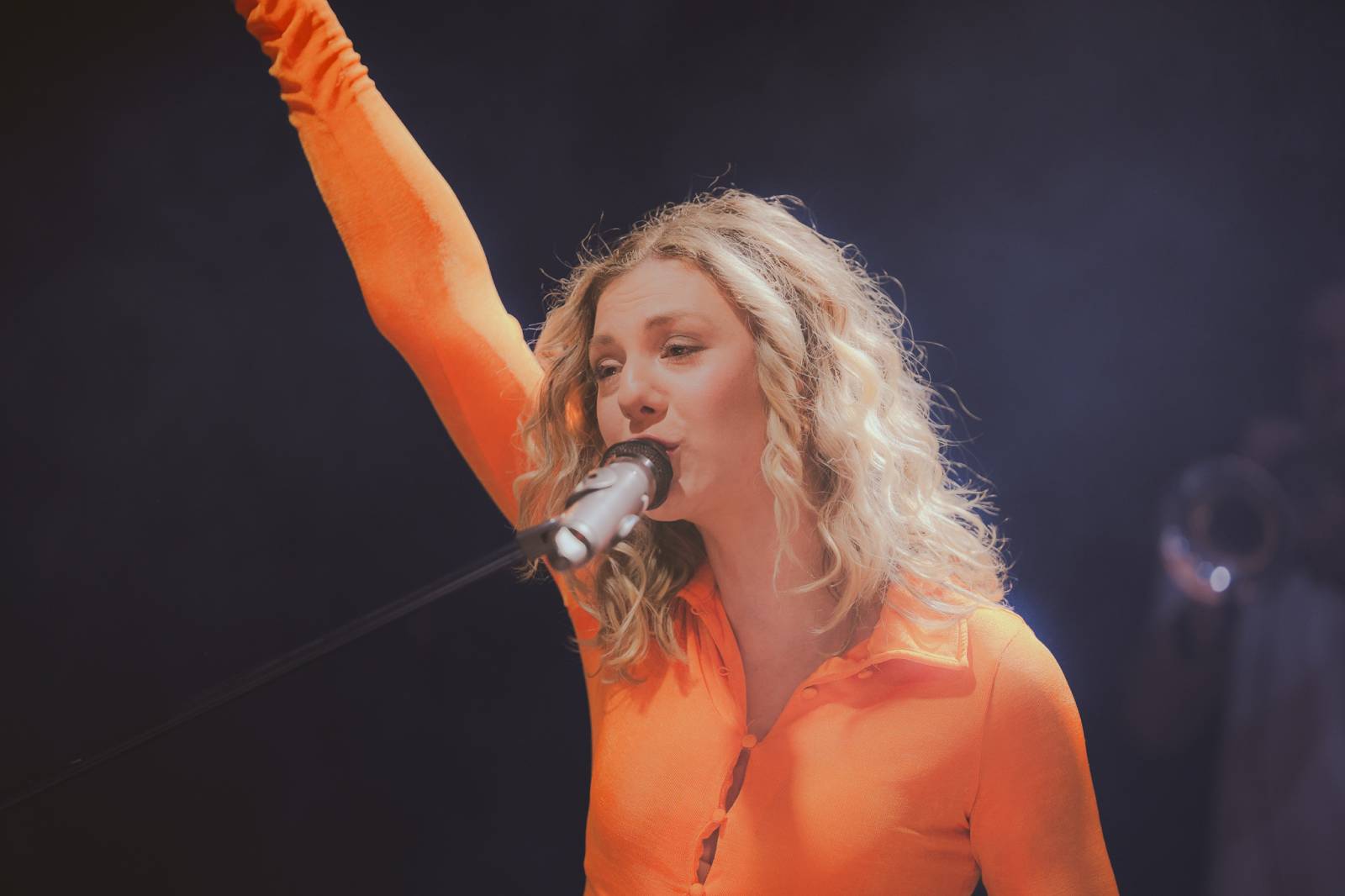 Rok 2023 objektivem fotografů | Jana Braunová si zase užívá focení. Její hledáček si našel SKYND, Kosheen, Cocotte Minute, Vojtu Dyka i Monkey Business