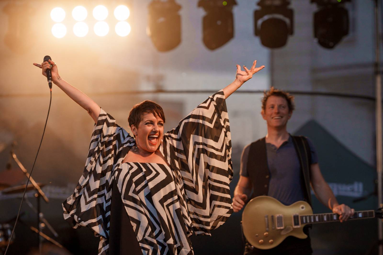 Rok 2023 objektivem fotografů | Jana Braunová si zase užívá focení. Její hledáček si našel SKYND, Kosheen, Cocotte Minute, Vojtu Dyka i Monkey Business