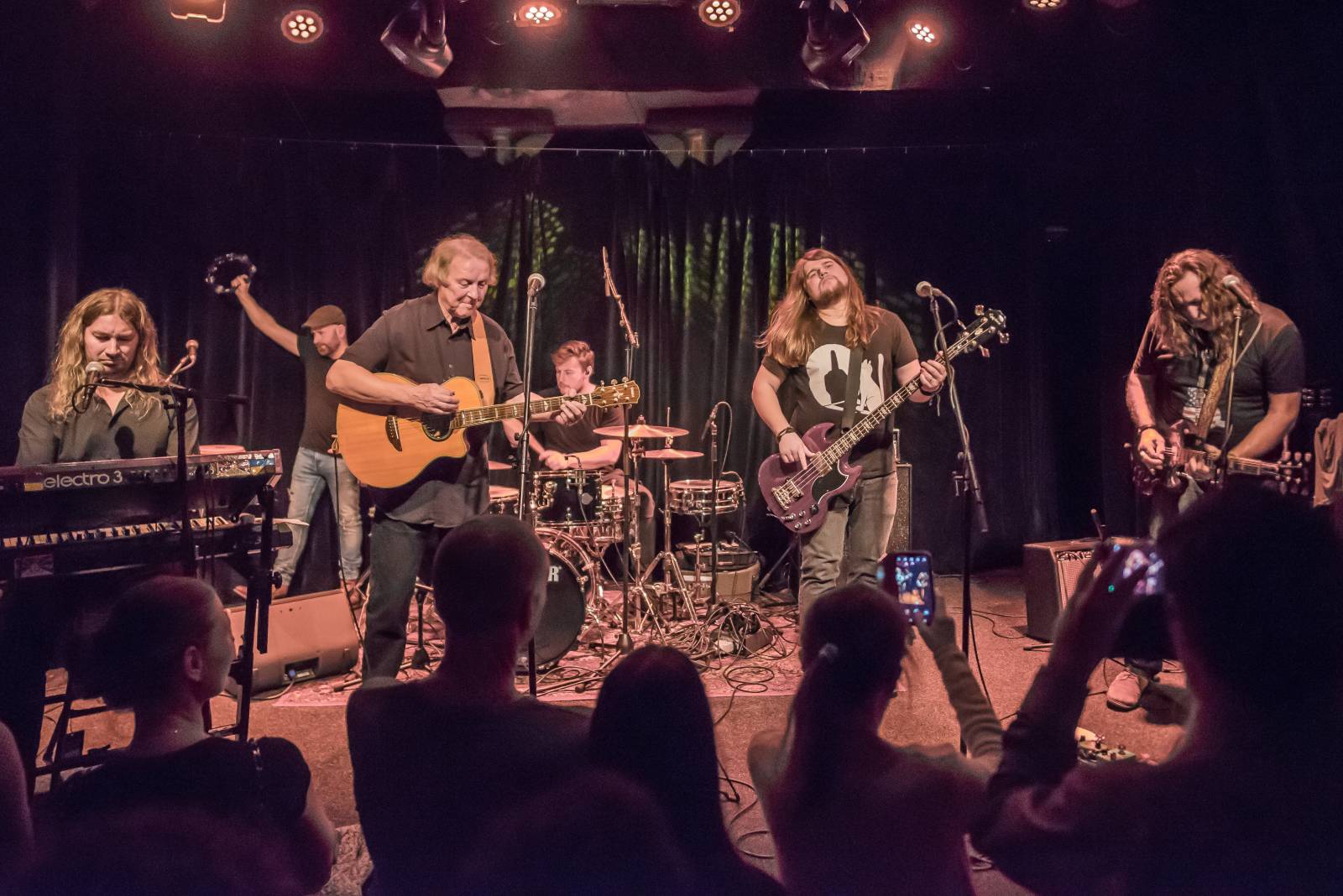 Luboš Pospíšil zakončil svůj koncertní rok v Malostranské besedě, připomněl 40 let od vydání debutového alba