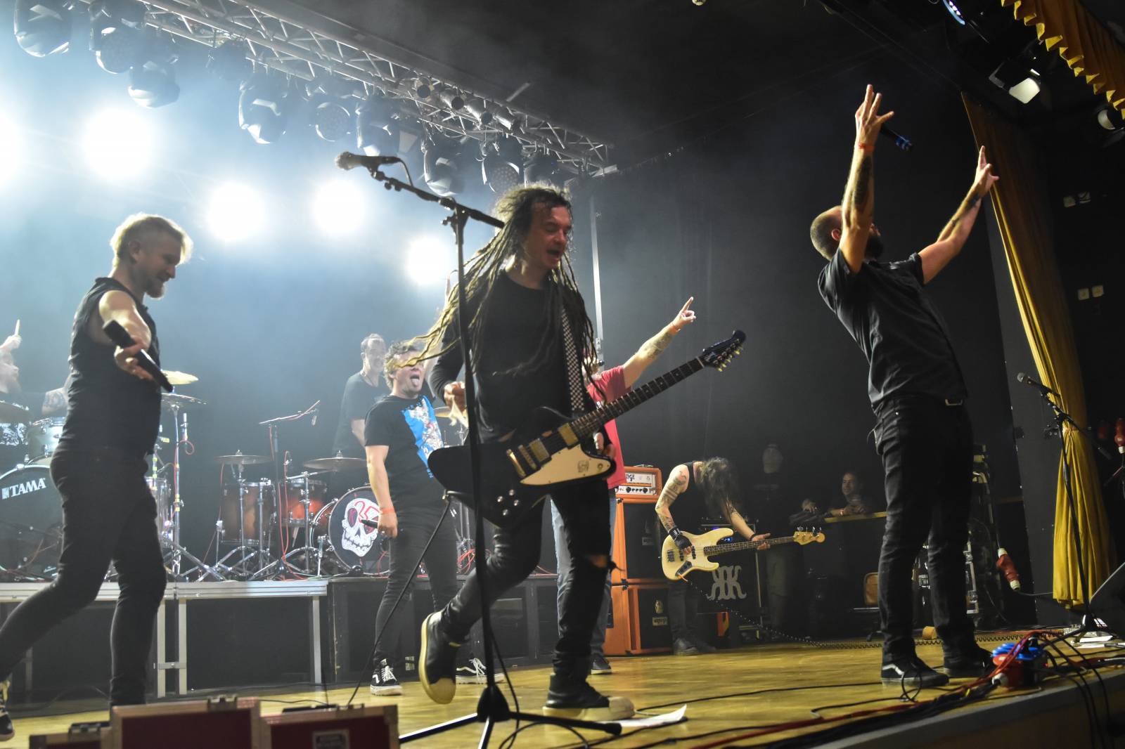 Krucipüsk v Plzni představil nové album, v Šeříkovce zatápěly pod kotlem i Kurtizány z 25. Avenue