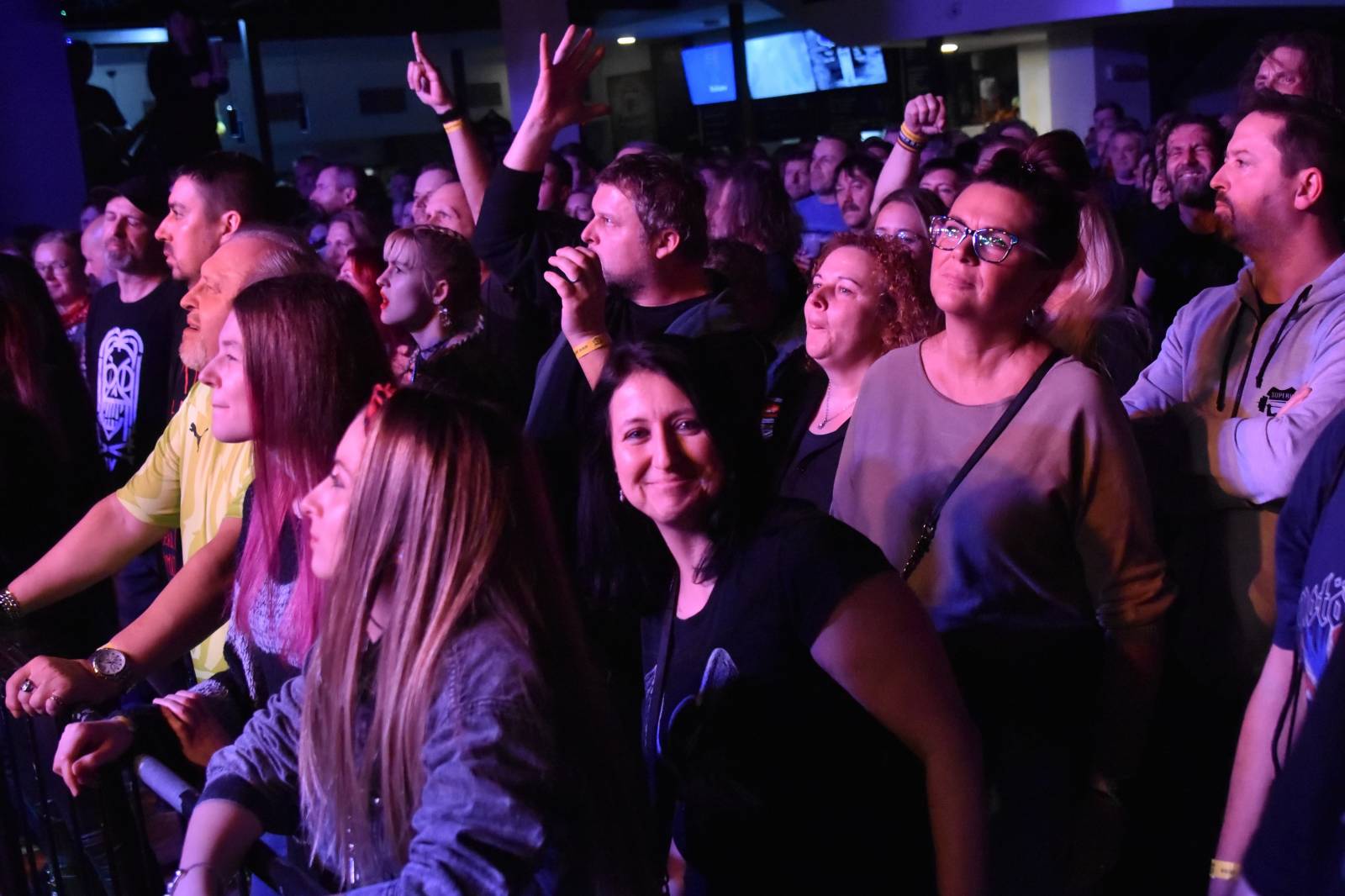 Krucipüsk v Plzni představil nové album, v Šeříkovce zatápěly pod kotlem i Kurtizány z 25. Avenue