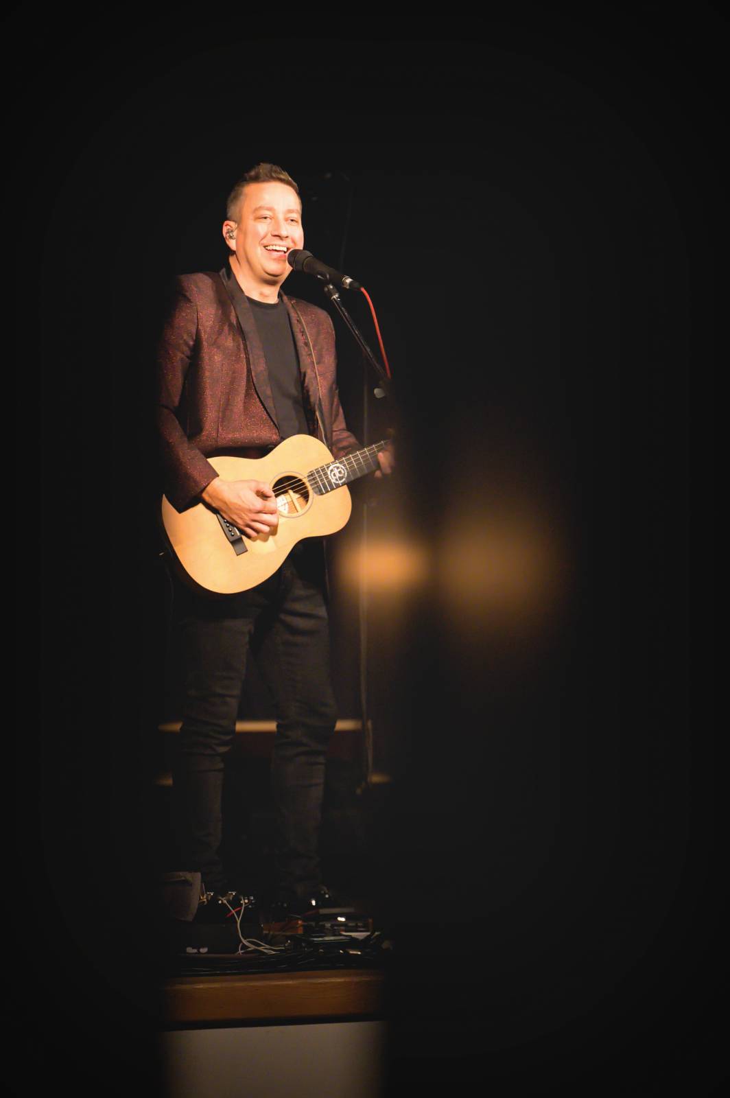 Petr Bende odehrál v Moravských Budějovicích charitativní koncert, zazpíval si s cimbálem i dětskými pěveckými sbory