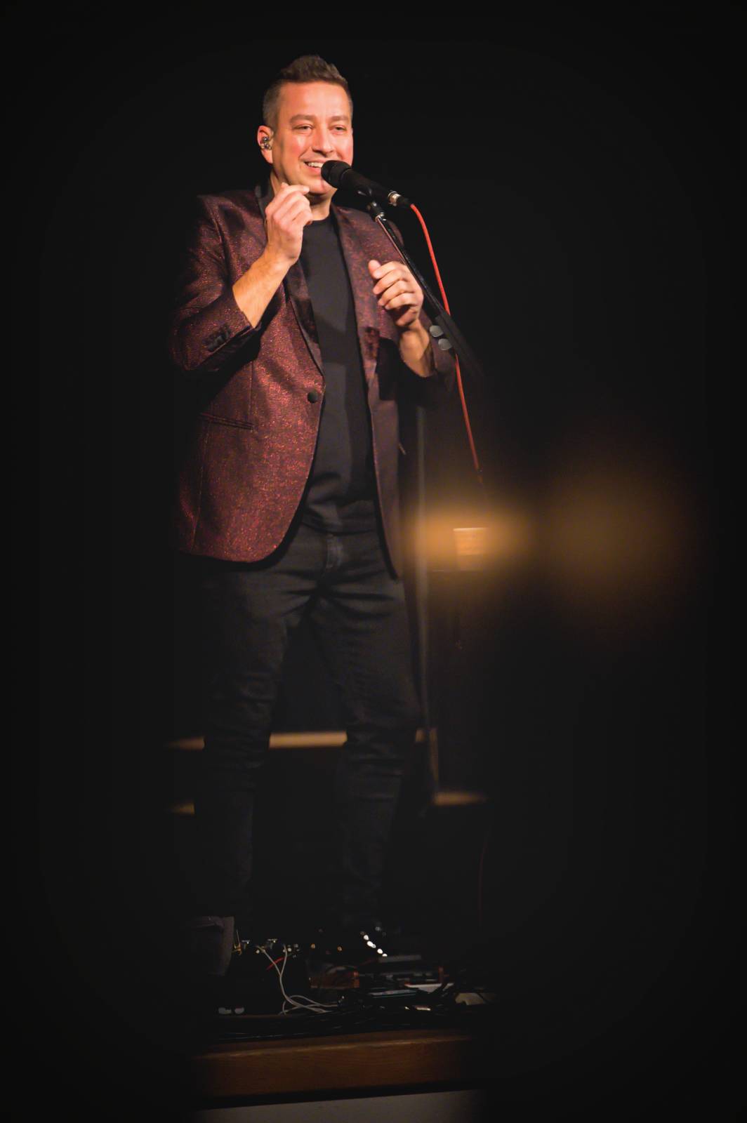 Petr Bende odehrál v Moravských Budějovicích charitativní koncert, zazpíval si s cimbálem i dětskými pěveckými sbory