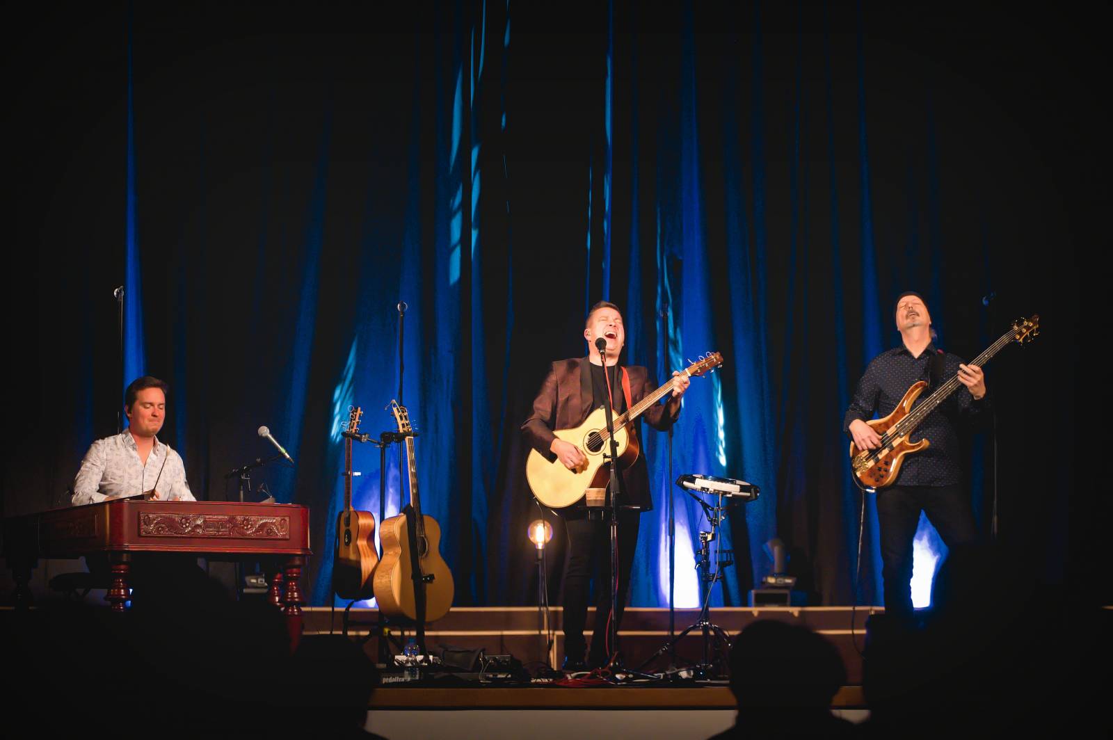 Petr Bende odehrál v Moravských Budějovicích charitativní koncert, zazpíval si s cimbálem i dětskými pěveckými sbory