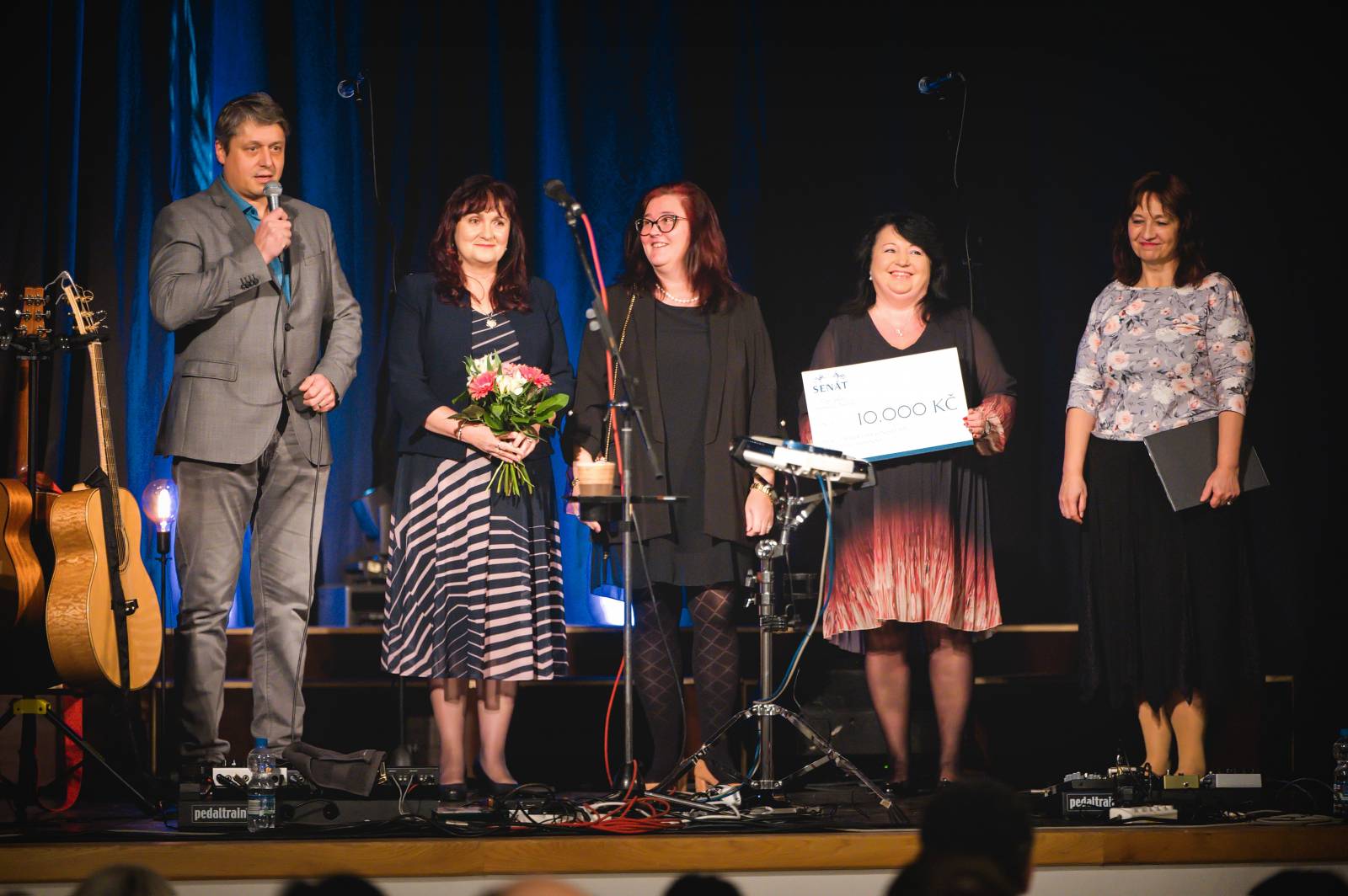 Petr Bende odehrál v Moravských Budějovicích charitativní koncert, zazpíval si s cimbálem i dětskými pěveckými sbory