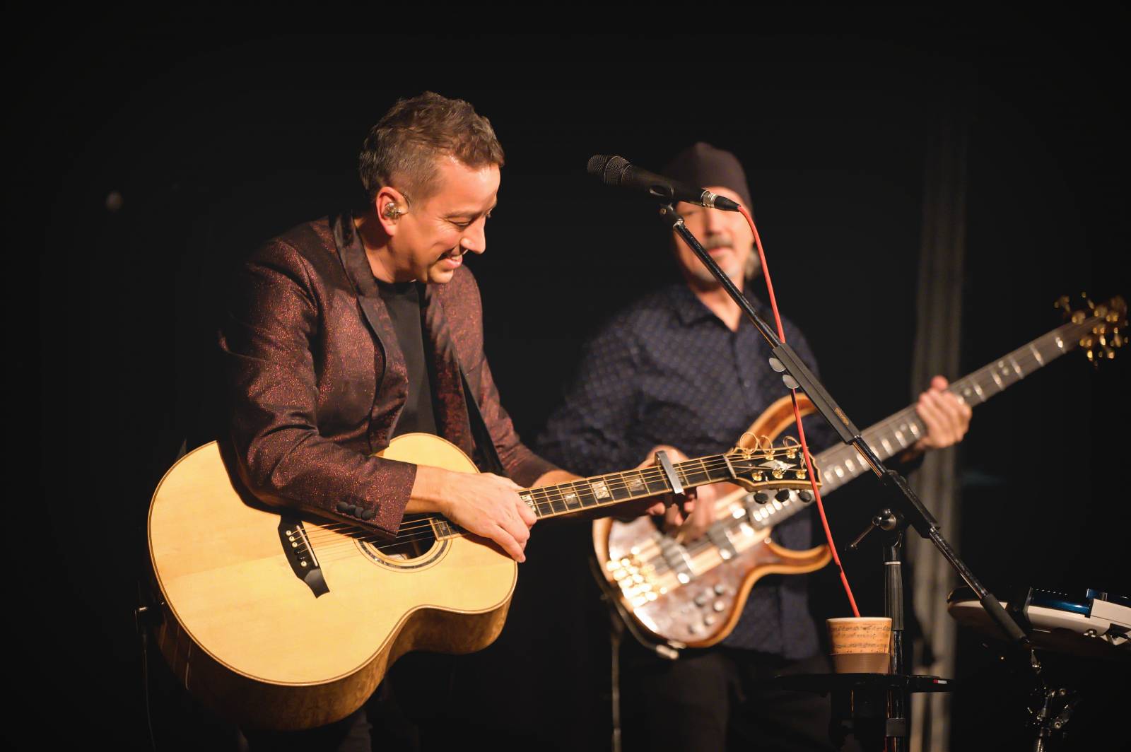 Petr Bende odehrál v Moravských Budějovicích charitativní koncert, zazpíval si s cimbálem i dětskými pěveckými sbory