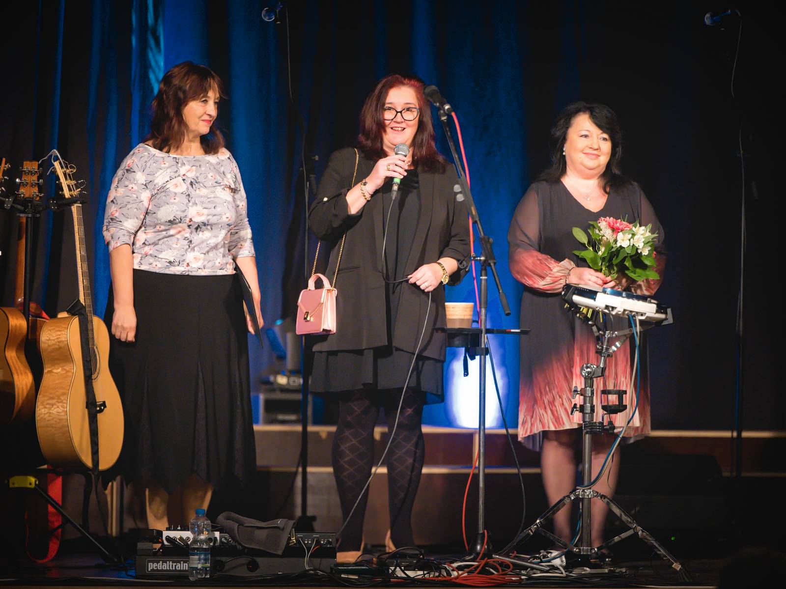 Petr Bende odehrál v Moravských Budějovicích charitativní koncert, zazpíval si s cimbálem i dětskými pěveckými sbory