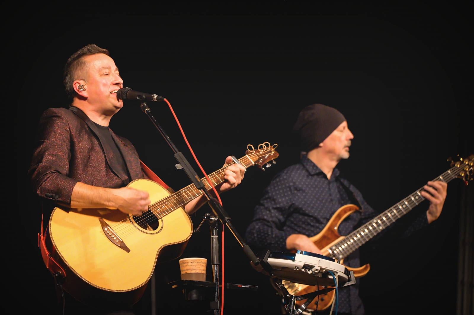 Petr Bende odehrál v Moravských Budějovicích charitativní koncert, zazpíval si s cimbálem i dětskými pěveckými sbory