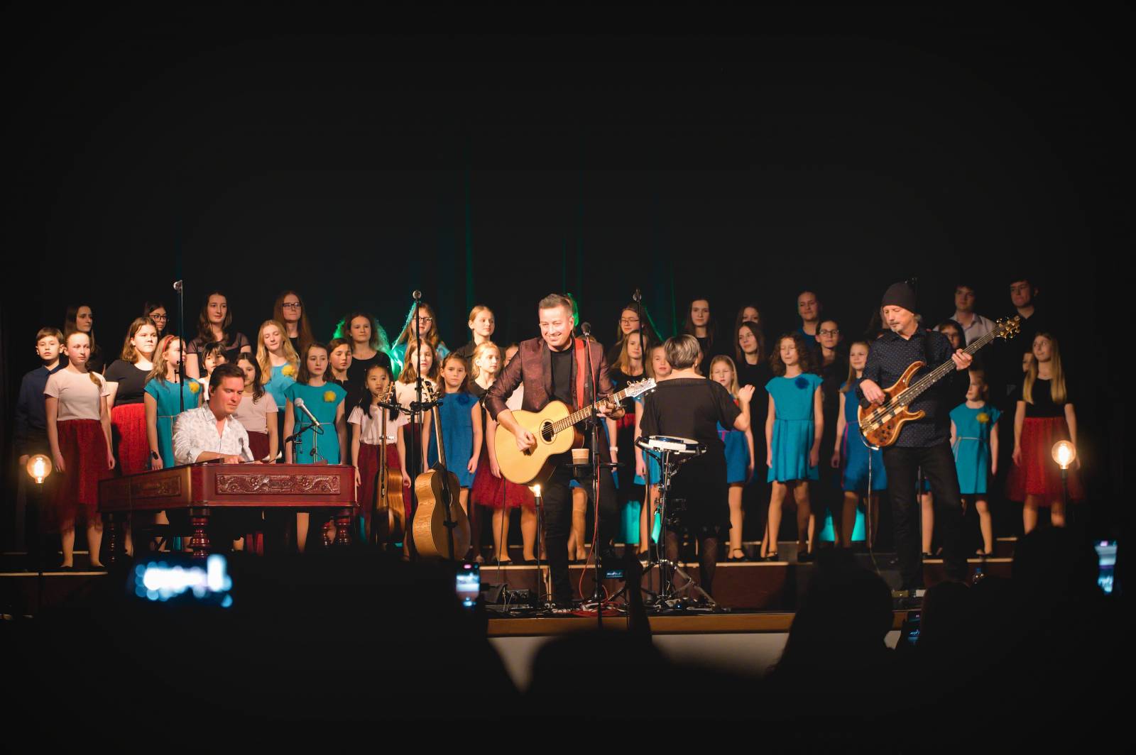 Petr Bende odehrál v Moravských Budějovicích charitativní koncert, zazpíval si s cimbálem i dětskými pěveckými sbory