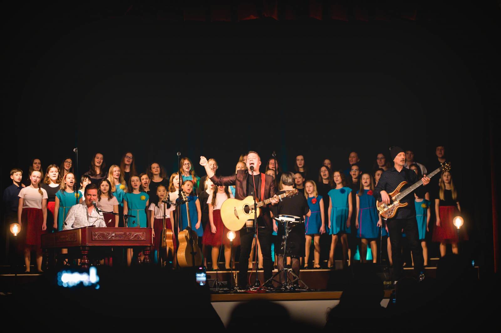 Petr Bende odehrál v Moravských Budějovicích charitativní koncert, zazpíval si s cimbálem i dětskými pěveckými sbory