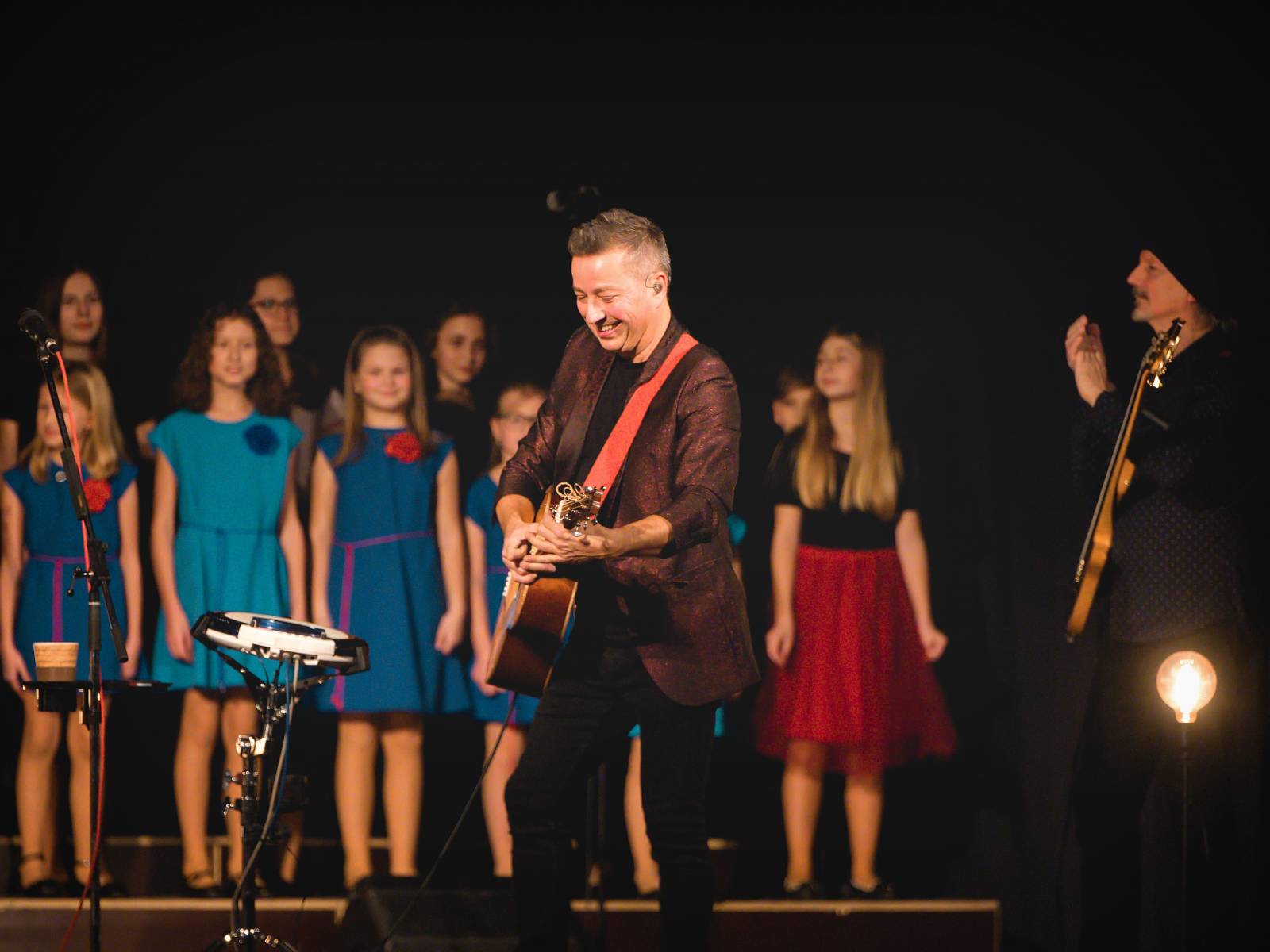 Petr Bende odehrál v Moravských Budějovicích charitativní koncert, zazpíval si s cimbálem i dětskými pěveckými sbory