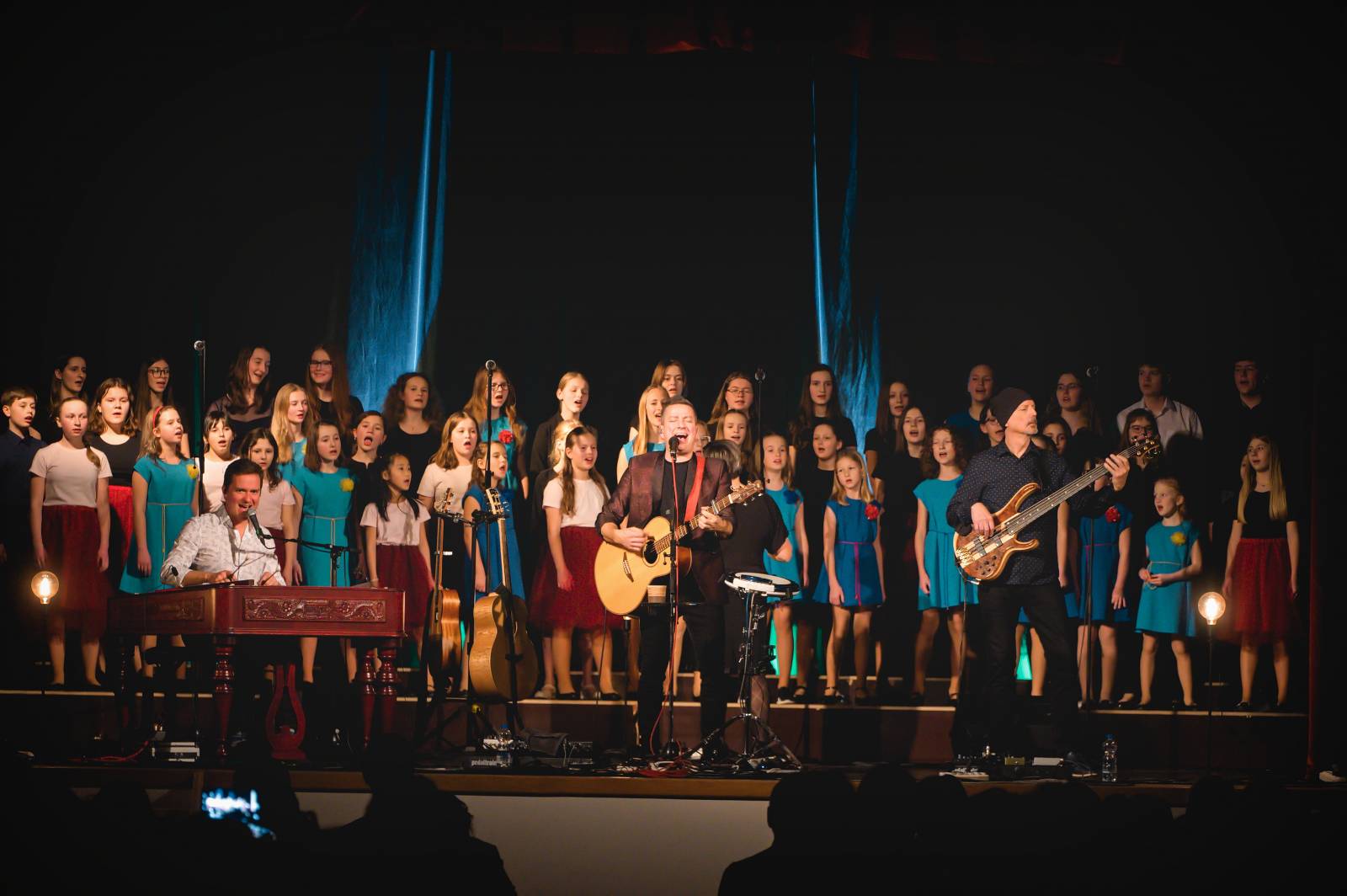 Petr Bende odehrál v Moravských Budějovicích charitativní koncert, zazpíval si s cimbálem i dětskými pěveckými sbory